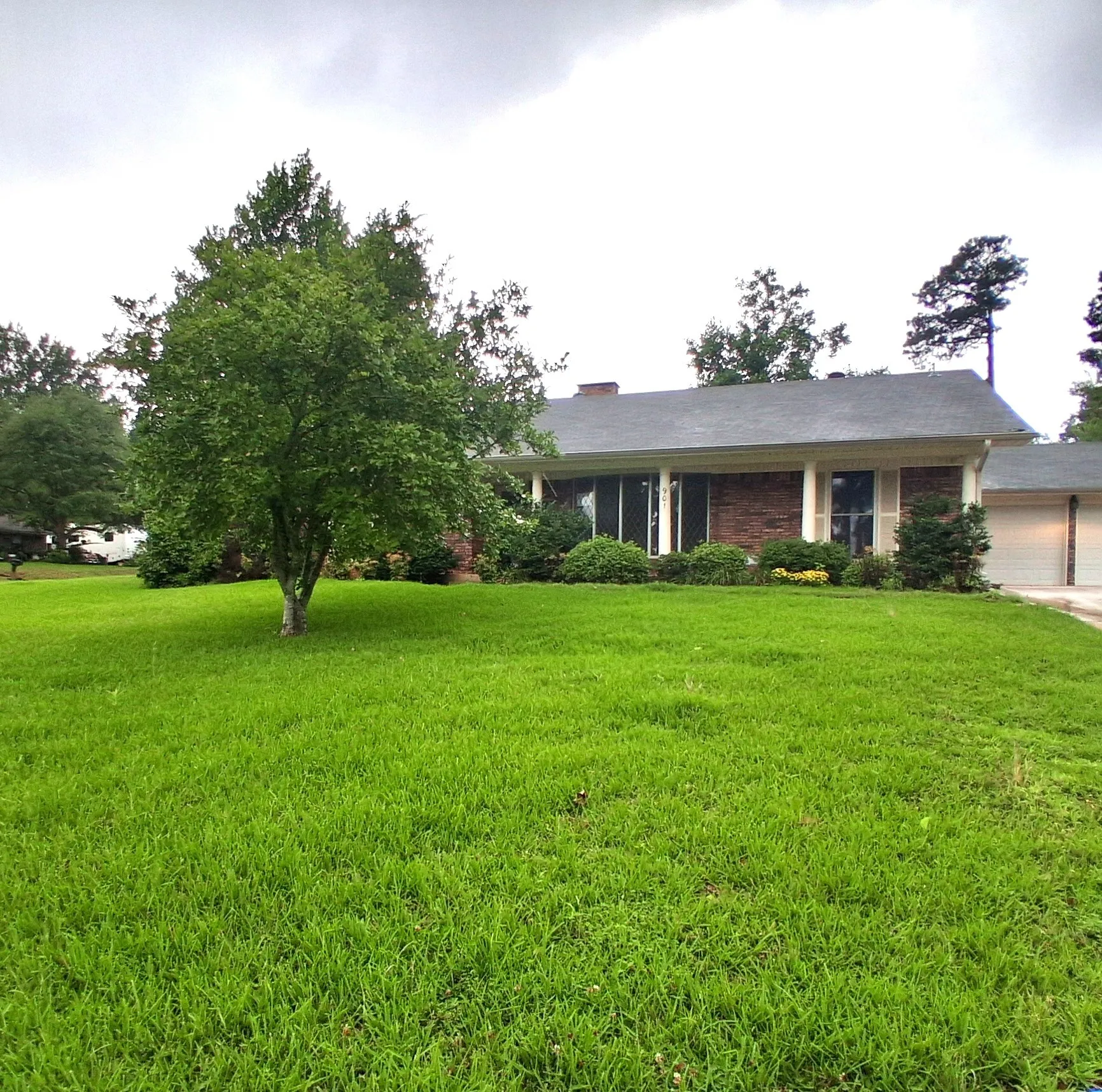 Single Family Residence For Sale in Bowie County , 901 Bluebird Lane, Wake Village, Texas 75501, 3 Bedroom, 2 Bathroom, 2 Garage spaces, 1,974 Sqft, built in 1960, mls#21293562, Real Estate Agent in Wake Village, Homes For Sale in Bowie county, Homes For Sale in Wake Village, Realtor in Wake Village Texas, Real Estate Brokerage Independent Realty Texas, Luminita Cordes Realtor