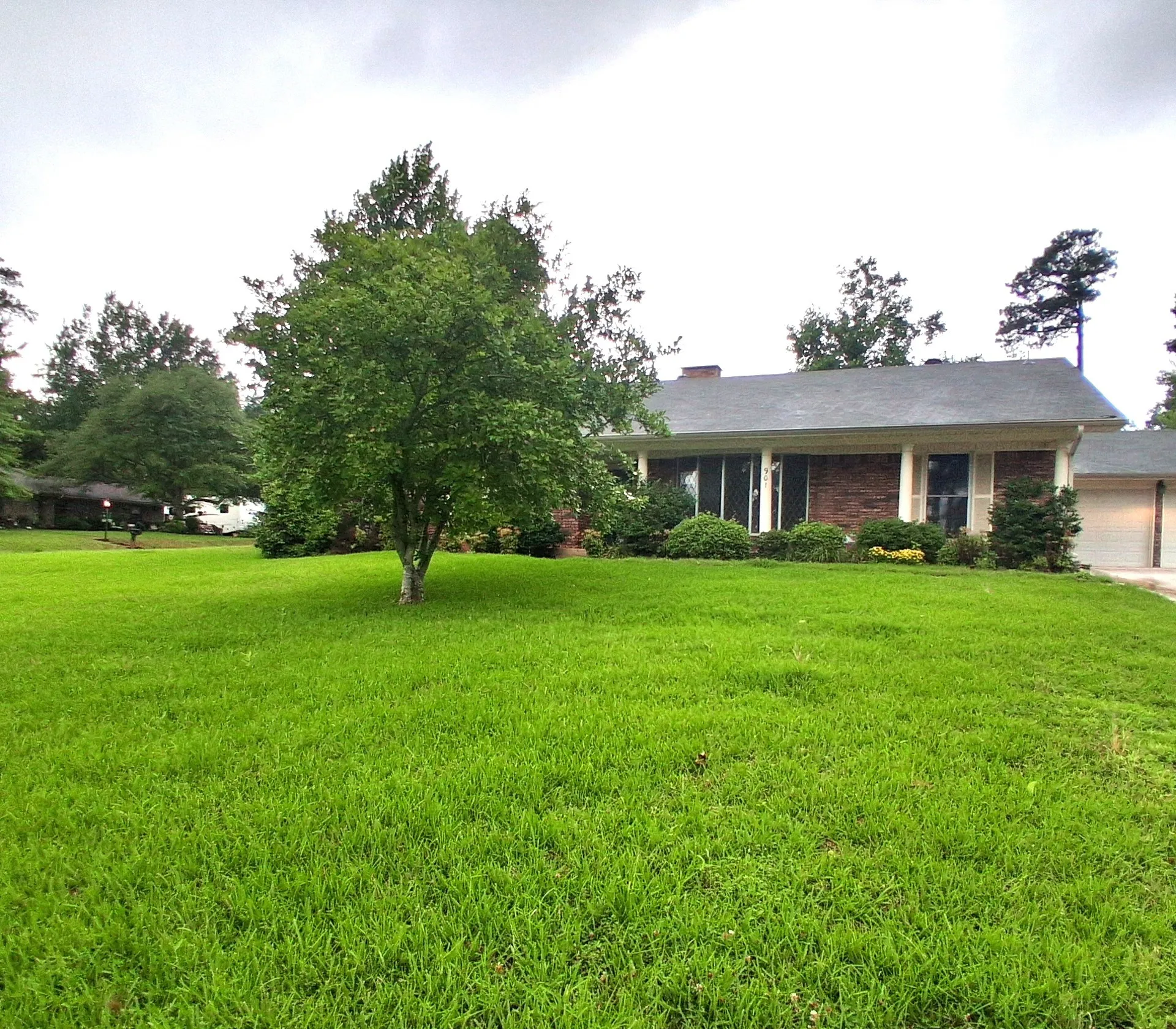 Single Family Residence For Sale in Bowie County , 901 Bluebird Lane, Wake Village, Texas 75501, 3 Bedroom, 2 Bathroom, 2 Garage spaces, 1,974 Sqft, built in 1960, mls#21293562, Real Estate Agent in Wake Village, Homes For Sale in Bowie county, Homes For Sale in Wake Village, Realtor in Wake Village Texas, Real Estate Brokerage Independent Realty Texas, Luminita Cordes Realtor