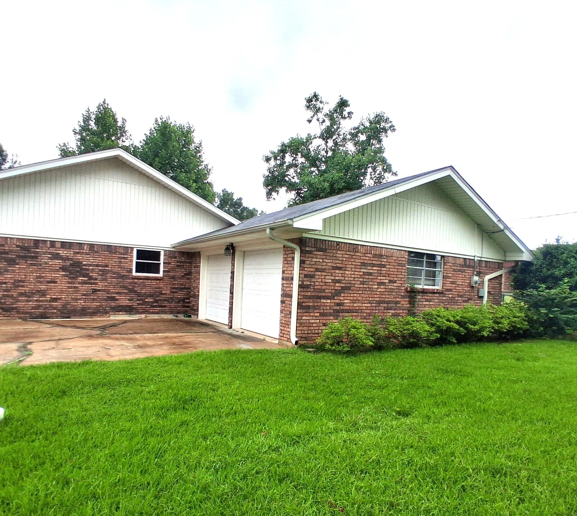 Single Family Residence For Sale in Bowie County , 901 Bluebird Lane, Wake Village, Texas 75501, 3 Bedroom, 2 Bathroom, 2 Garage spaces, 1,974 Sqft, built in 1960, mls#21293562, Real Estate Agent in Wake Village, Homes For Sale in Bowie county, Homes For Sale in Wake Village, Realtor in Wake Village Texas, Real Estate Brokerage Independent Realty Texas, Luminita Cordes Realtor