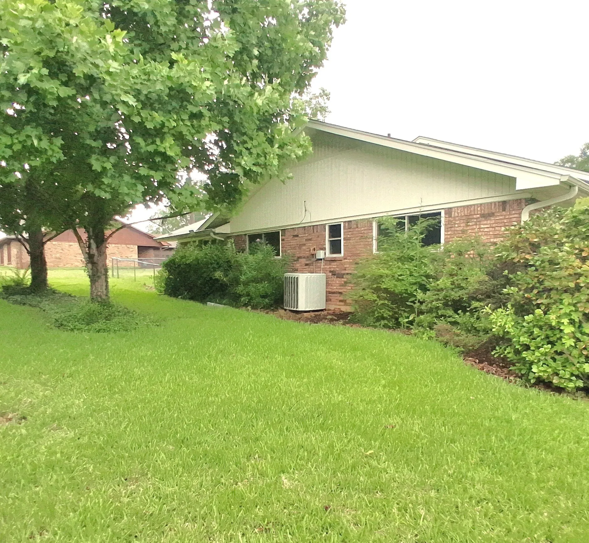 Single Family Residence For Sale in Bowie County , 901 Bluebird Lane, Wake Village, Texas 75501, 3 Bedroom, 2 Bathroom, 2 Garage spaces, 1,974 Sqft, built in 1960, mls#21293562, Real Estate Agent in Wake Village, Homes For Sale in Bowie county, Homes For Sale in Wake Village, Realtor in Wake Village Texas, Real Estate Brokerage Independent Realty Texas, Luminita Cordes Realtor