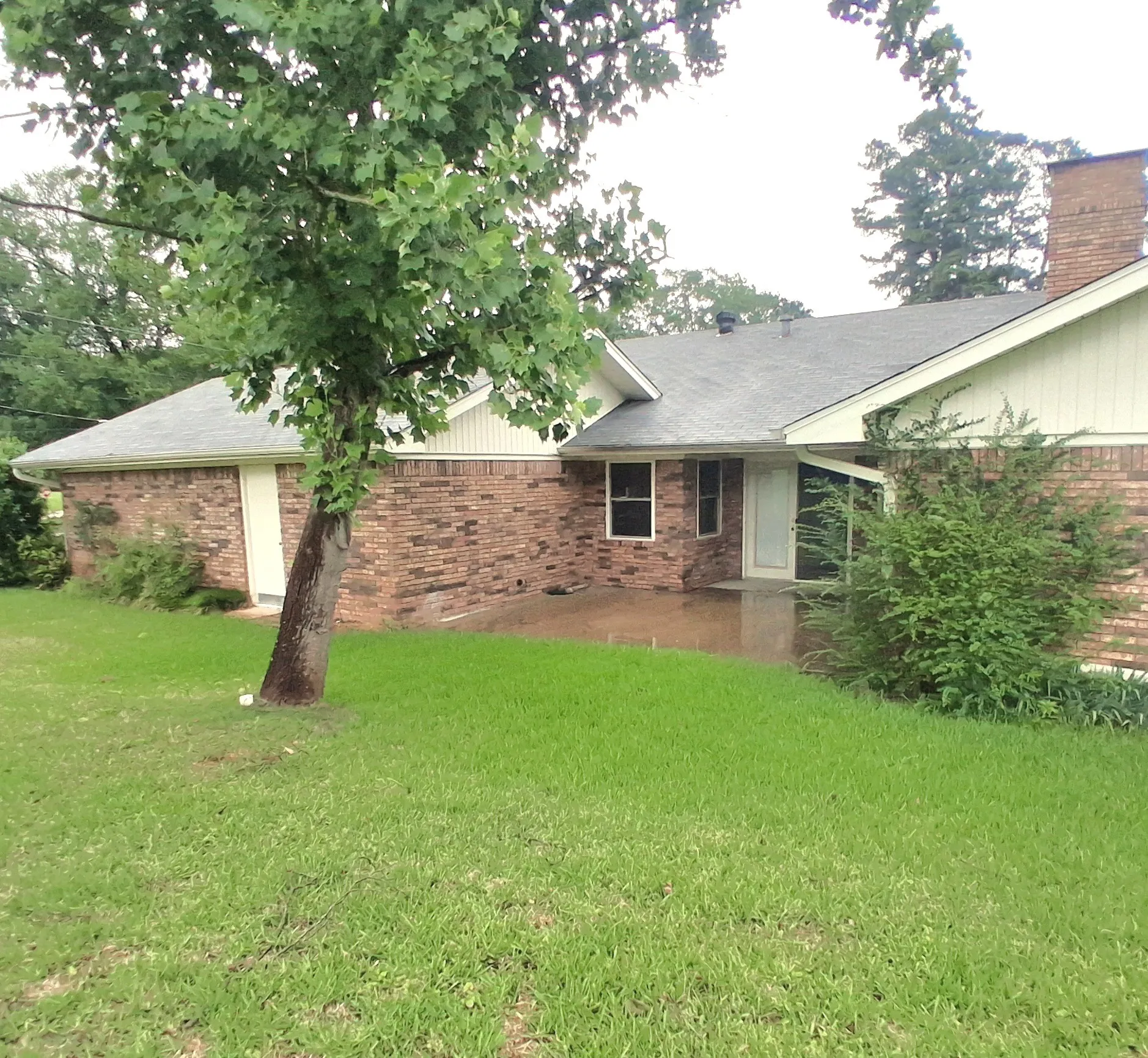 Single Family Residence For Sale in Bowie County , 901 Bluebird Lane, Wake Village, Texas 75501, 3 Bedroom, 2 Bathroom, 2 Garage spaces, 1,974 Sqft, built in 1960, mls#21293562, Real Estate Agent in Wake Village, Homes For Sale in Bowie county, Homes For Sale in Wake Village, Realtor in Wake Village Texas, Real Estate Brokerage Independent Realty Texas, Luminita Cordes Realtor