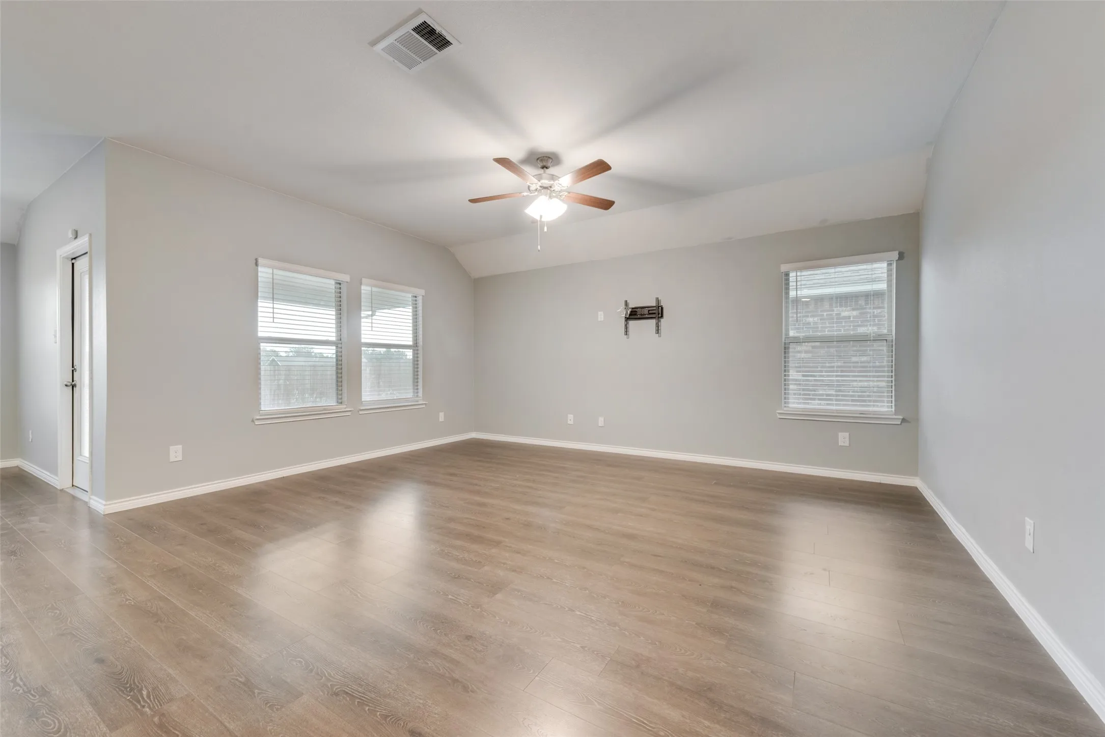Single Family Residence For Rent in Collin County , 1501 Hidden Bluff Crossing, Princeton, Texas 75407, 4 Bedroom, 2 Bathroom, 2 Garage spaces, 1,794 Sqft, built in 2022, mls#21292960, Real Estate Agent in Princeton, Homes For Rent in Collin county, Homes For Rent in Princeton, Realtor in Princeton Texas, Real Estate Brokerage Independent Realty Texas, Luminita Cordes Realtor
