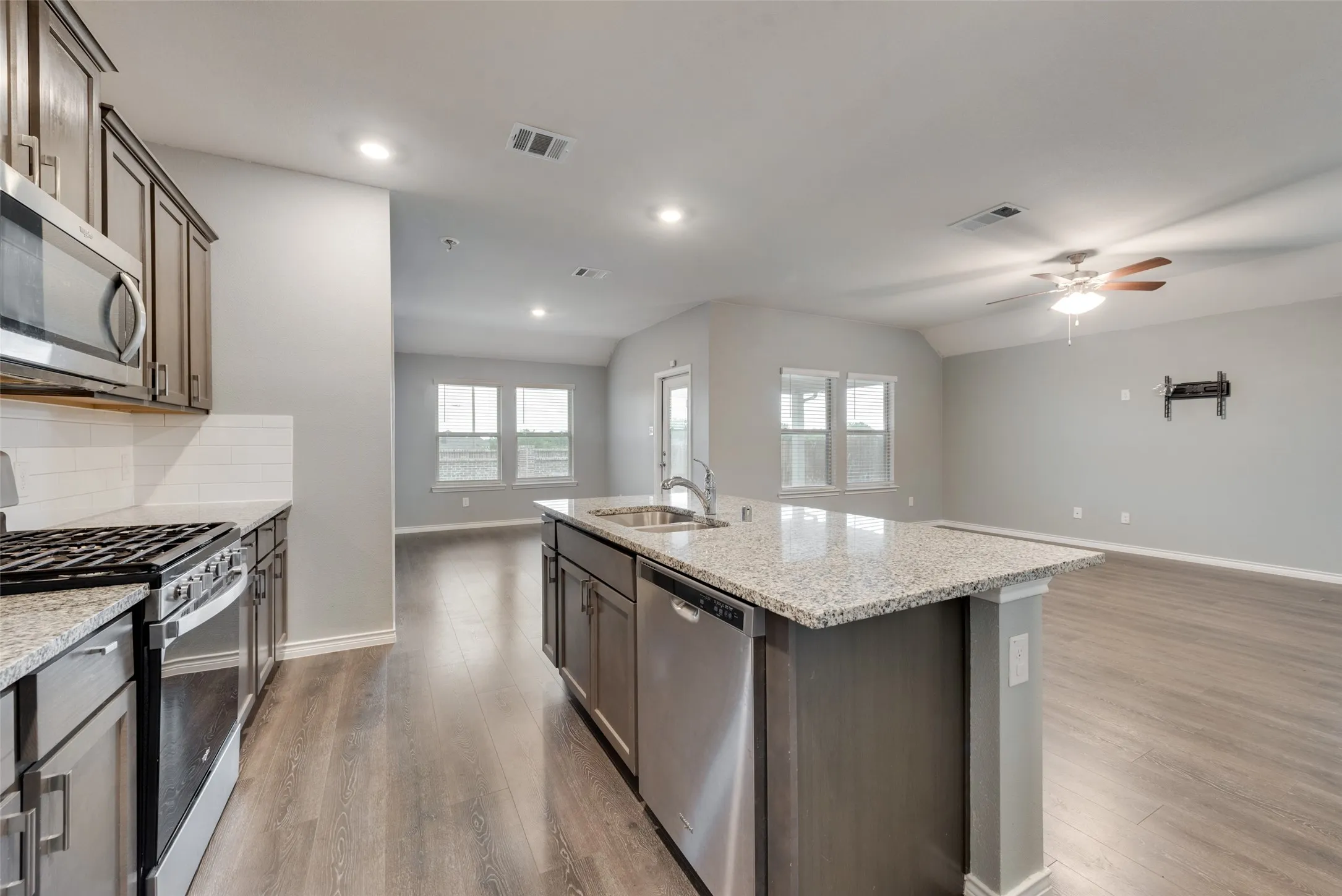Single Family Residence For Rent in Collin County , 1501 Hidden Bluff Crossing, Princeton, Texas 75407, 4 Bedroom, 2 Bathroom, 2 Garage spaces, 1,794 Sqft, built in 2022, mls#21292960, Real Estate Agent in Princeton, Homes For Rent in Collin county, Homes For Rent in Princeton, Realtor in Princeton Texas, Real Estate Brokerage Independent Realty Texas, Luminita Cordes Realtor