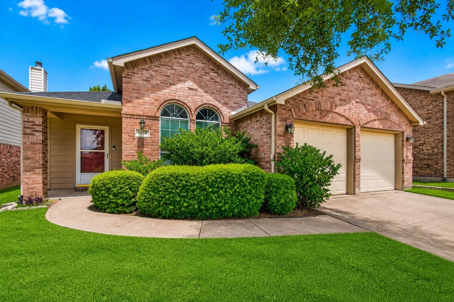 Single Family Residence For Sale in Collin County , 2110 Athabasca Falls Drive, Anna, Texas 75409, 3 Bedrooms, 2 Bathrooms, 2 Garage spaces, 1,787 Sqft, built in 2005, Price $290,000, mls#21293858, Real Estate Agent in Anna, Homes For Sale in Collin county, Homes For Sale in Anna, Realtor in Anna Texas, Real Estate Brokerage Independent Realty Texas, Luminita Cordes Realtor