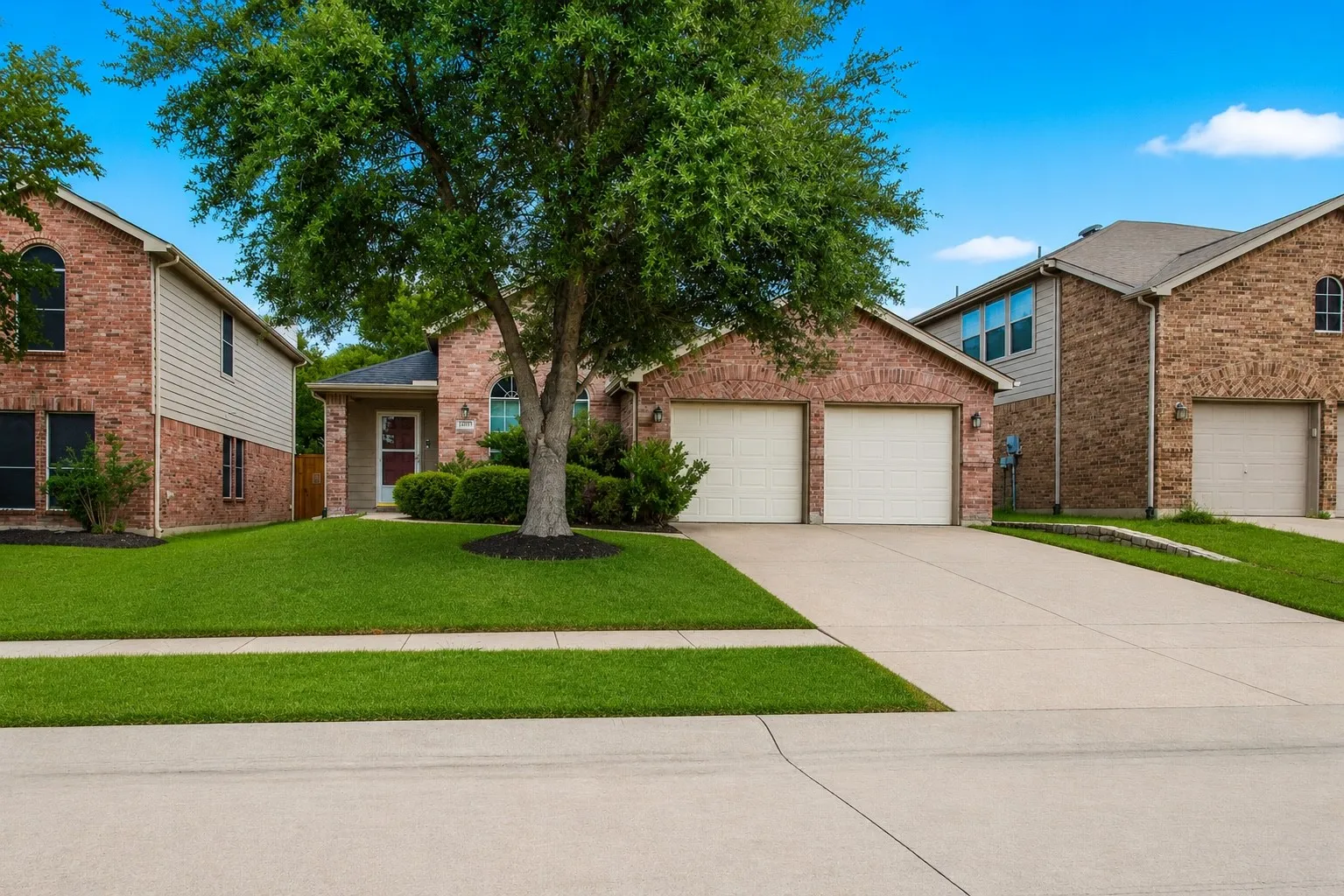 Single Family Residence For Sale in Collin County , 2110 Athabasca Falls Drive, Anna, Texas 75409, 3 Bedrooms, 2 Bathrooms, 2 Garage spaces, 1,787 Sqft, built in 2005, Price $290,000, mls#21293858, Real Estate Agent in Anna, Homes For Sale in Collin county, Homes For Sale in Anna, Realtor in Anna Texas, Real Estate Brokerage Independent Realty Texas, Luminita Cordes Realtor