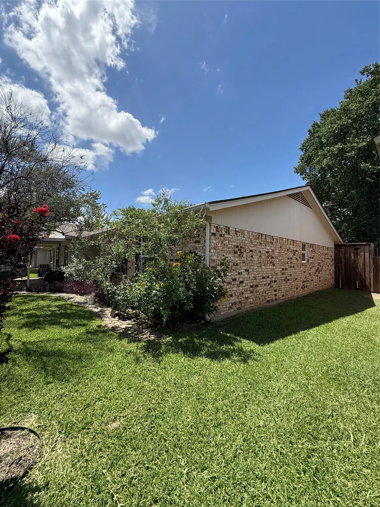 Single Family Residence For Sale in Tarrant County , 6425 Old Mill Circle, Watauga, Texas 76148, 3 Bedroom, 2 Bathroom, Garage spaces, 1,718 Sqft, built in 1982, mls#21294270, Real Estate Agent in Watauga, Homes For Sale in Tarrant county, Homes For Sale in Watauga, Realtor in Watauga Texas, Real Estate Brokerage Independent Realty Texas, Luminita Cordes Realtor
