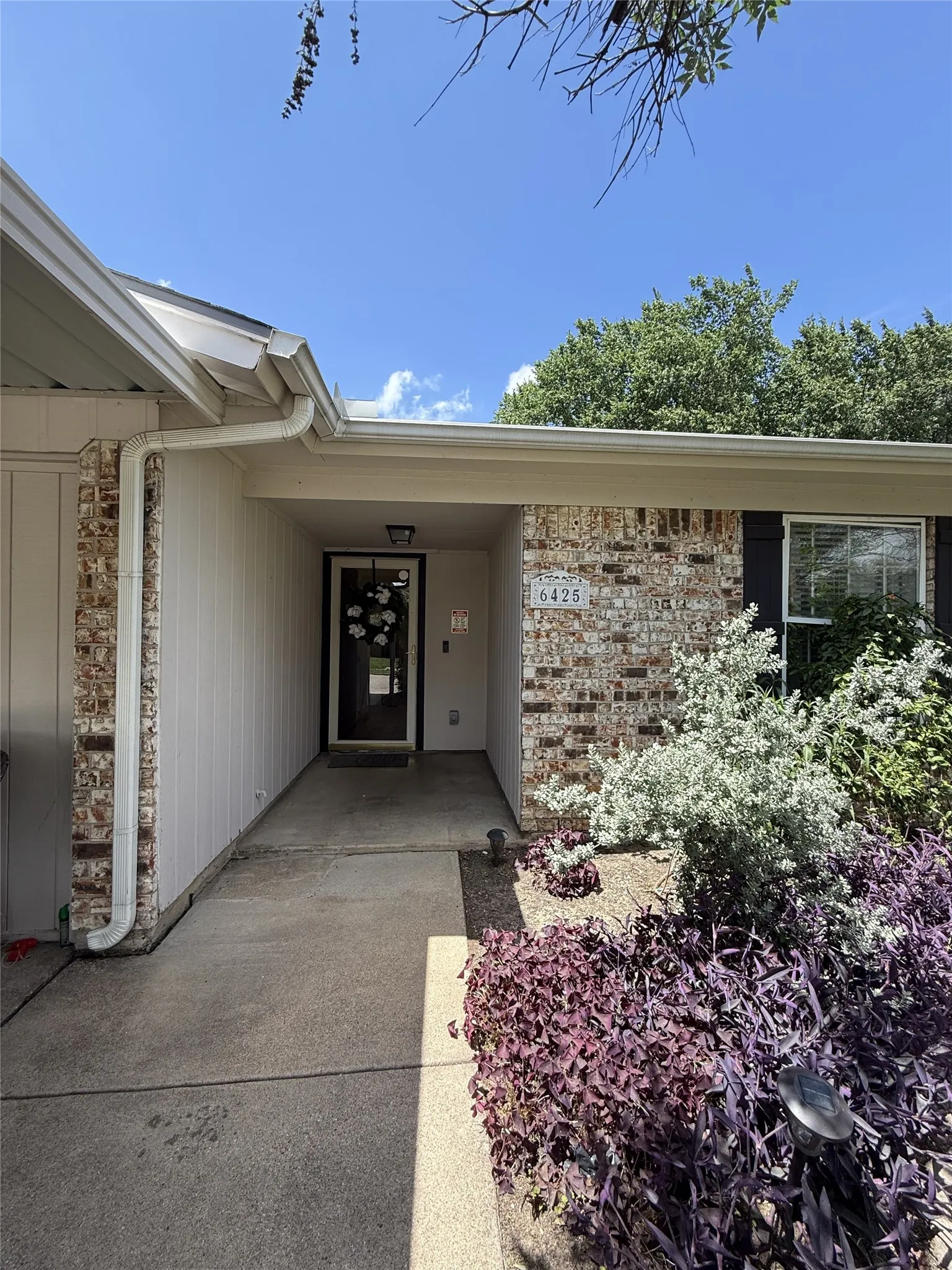 Single Family Residence For Sale in Tarrant County , 6425 Old Mill Circle, Watauga, Texas 76148, 3 Bedroom, 2 Bathroom, Garage spaces, 1,718 Sqft, built in 1982, mls#21294270, Real Estate Agent in Watauga, Homes For Sale in Tarrant county, Homes For Sale in Watauga, Realtor in Watauga Texas, Real Estate Brokerage Independent Realty Texas, Luminita Cordes Realtor