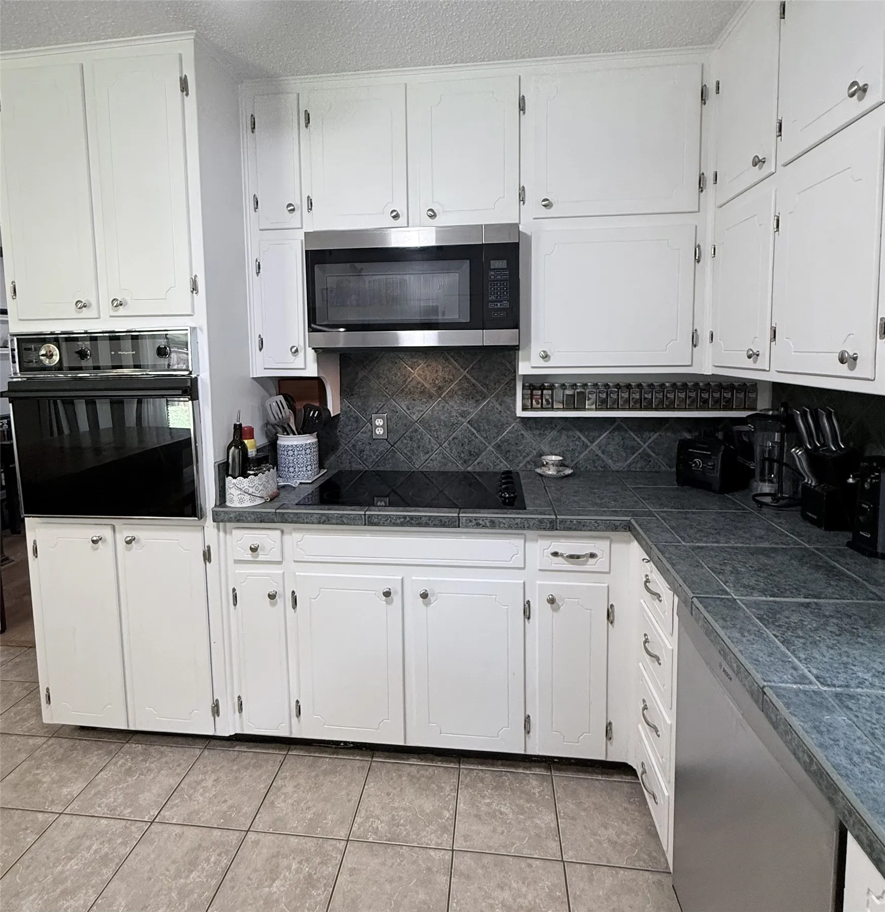 Single Family Residence For Sale in Tarrant County , 6425 Old Mill Circle, Watauga, Texas 76148, 3 Bedroom, 2 Bathroom, Garage spaces, 1,718 Sqft, built in 1982, mls#21294270, Real Estate Agent in Watauga, Homes For Sale in Tarrant county, Homes For Sale in Watauga, Realtor in Watauga Texas, Real Estate Brokerage Independent Realty Texas, Luminita Cordes Realtor
