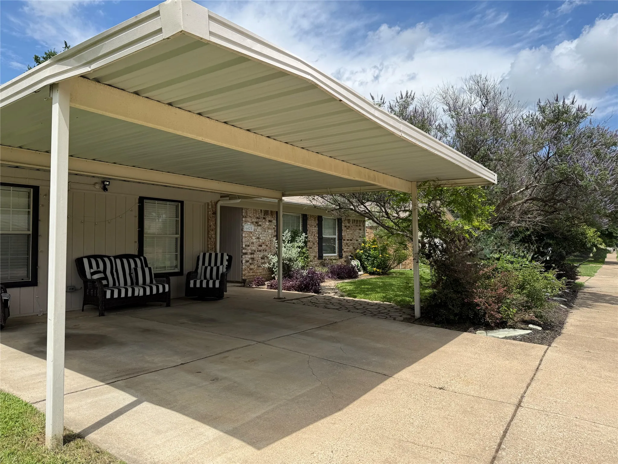 Single Family Residence For Sale in Tarrant County , 6425 Old Mill Circle, Watauga, Texas 76148, 3 Bedroom, 2 Bathroom, Garage spaces, 1,718 Sqft, built in 1982, mls#21294270, Real Estate Agent in Watauga, Homes For Sale in Tarrant county, Homes For Sale in Watauga, Realtor in Watauga Texas, Real Estate Brokerage Independent Realty Texas, Luminita Cordes Realtor