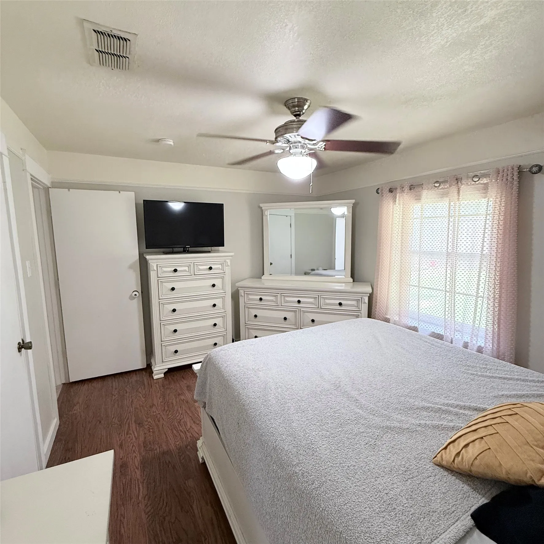 Single Family Residence For Sale in Tarrant County , 6425 Old Mill Circle, Watauga, Texas 76148, 3 Bedroom, 2 Bathroom, Garage spaces, 1,718 Sqft, built in 1982, mls#21294270, Real Estate Agent in Watauga, Homes For Sale in Tarrant county, Homes For Sale in Watauga, Realtor in Watauga Texas, Real Estate Brokerage Independent Realty Texas, Luminita Cordes Realtor