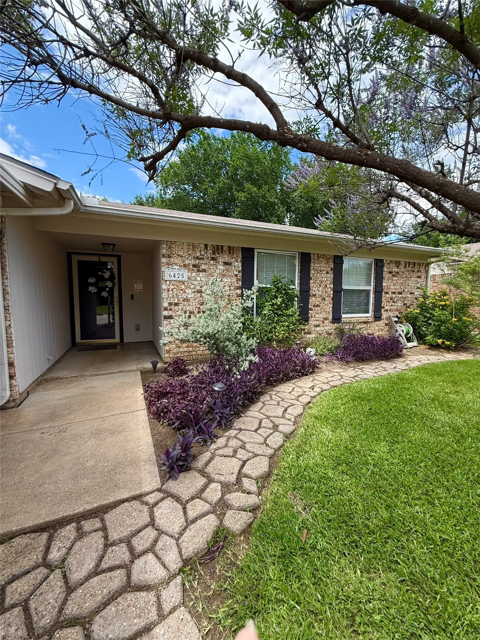 Single Family Residence For Sale in Tarrant County , 6425 Old Mill Circle, Watauga, Texas 76148, 3 Bedroom, 2 Bathroom, Garage spaces, 1,718 Sqft, built in 1982, mls#21294270, Real Estate Agent in Watauga, Homes For Sale in Tarrant county, Homes For Sale in Watauga, Realtor in Watauga Texas, Real Estate Brokerage Independent Realty Texas, Luminita Cordes Realtor