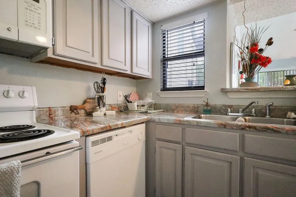 Condominium For Rent in Tarrant County , 2300 Bamboo Drive N211, Arlington, Texas 76006, 2 Bedroom, 2 Bathroom, Garage spaces, 894 Sqft, built in 1983, mls#21294389, Real Estate Agent in Arlington, Homes For Rent in Tarrant county, Homes For Rent in Arlington, Realtor in Arlington Texas, Real Estate Brokerage Independent Realty Texas, Luminita Cordes Realtor