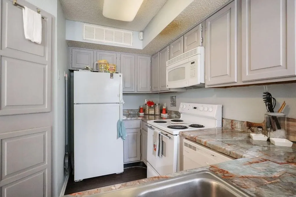 Condominium For Rent in Tarrant County , 2300 Bamboo Drive N211, Arlington, Texas 76006, 2 Bedroom, 2 Bathroom, Garage spaces, 894 Sqft, built in 1983, mls#21294389, Real Estate Agent in Arlington, Homes For Rent in Tarrant county, Homes For Rent in Arlington, Realtor in Arlington Texas, Real Estate Brokerage Independent Realty Texas, Luminita Cordes Realtor