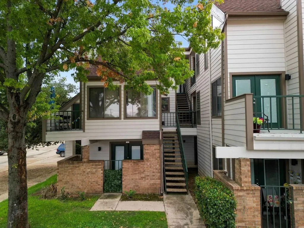 Condominium For Rent in Tarrant County , 2300 Bamboo Drive N211, Arlington, Texas 76006, 2 Bedroom, 2 Bathroom, Garage spaces, 894 Sqft, built in 1983, mls#21294389, Real Estate Agent in Arlington, Homes For Rent in Tarrant county, Homes For Rent in Arlington, Realtor in Arlington Texas, Real Estate Brokerage Independent Realty Texas, Luminita Cordes Realtor