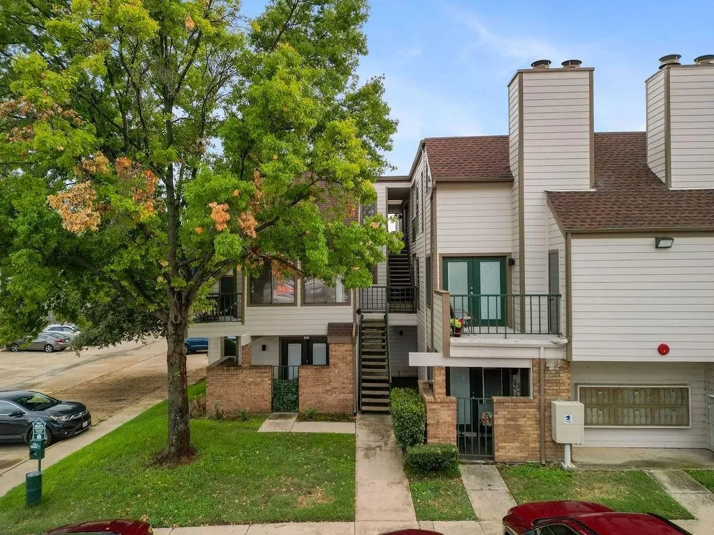 Condominium For Rent in Tarrant County , 2300 Bamboo Drive N211, Arlington, Texas 76006, 2 Bedroom, 2 Bathroom, Garage spaces, 894 Sqft, built in 1983, mls#21294389, Real Estate Agent in Arlington, Homes For Rent in Tarrant county, Homes For Rent in Arlington, Realtor in Arlington Texas, Real Estate Brokerage Independent Realty Texas, Luminita Cordes Realtor