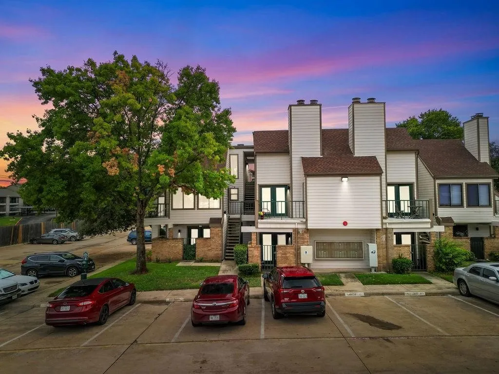 Condominium For Rent in Tarrant County , 2300 Bamboo Drive N211, Arlington, Texas 76006, 2 Bedroom, 2 Bathroom, Garage spaces, 894 Sqft, built in 1983, mls#21294389, Real Estate Agent in Arlington, Homes For Rent in Tarrant county, Homes For Rent in Arlington, Realtor in Arlington Texas, Real Estate Brokerage Independent Realty Texas, Luminita Cordes Realtor