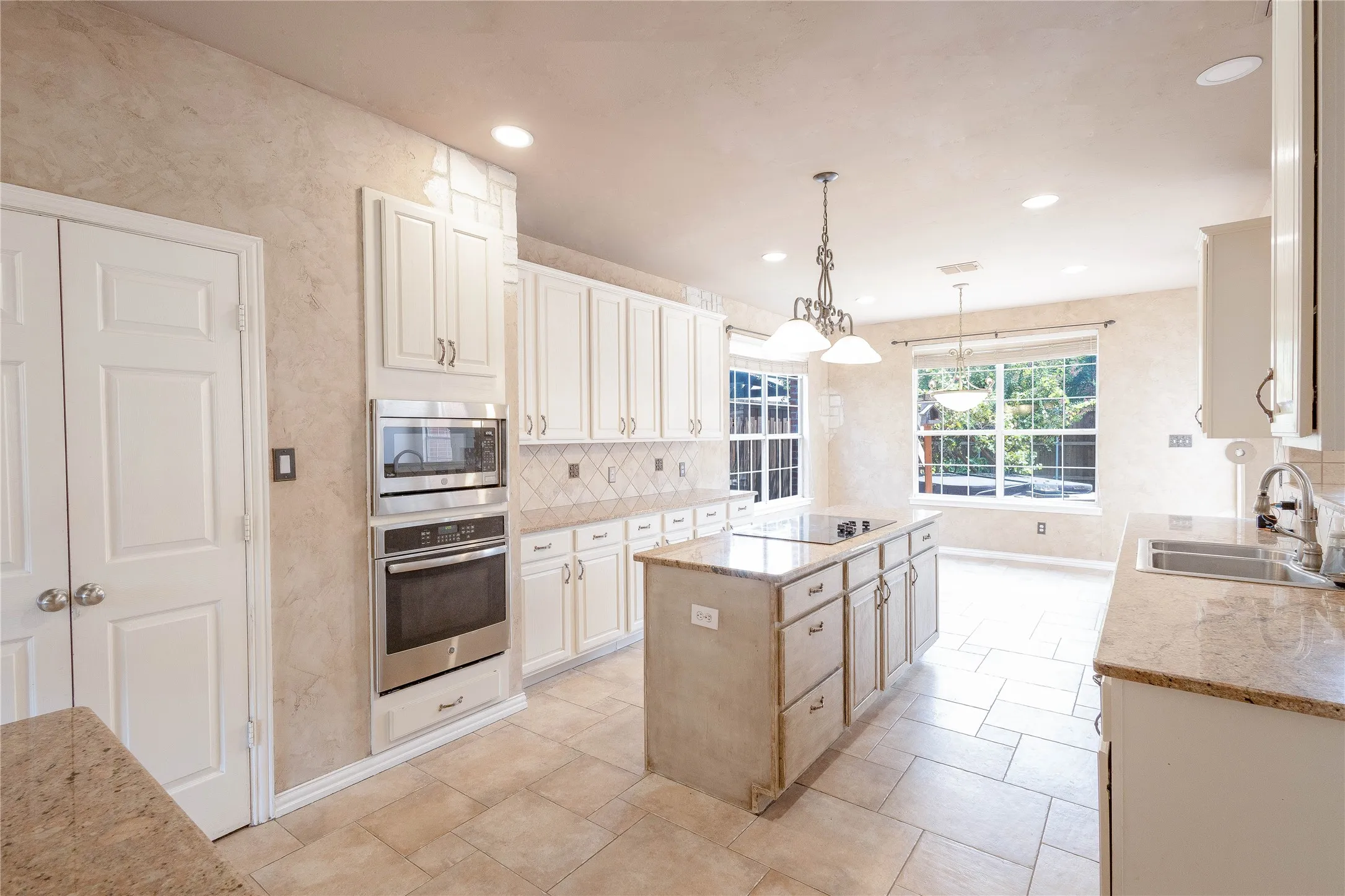 Single Family Residence For Rent in Denton County , 3808 Hunters Trail, Carrollton, Texas 75007, 5 Bedroom, 3 Bathroom, 2 Garage spaces, 3,368 Sqft, built in 1994, mls#21294390, Real Estate Agent in Carrollton, Homes For Rent in Denton county, Homes For Rent in Carrollton, Realtor in Carrollton Texas, Real Estate Brokerage Independent Realty Texas, Luminita Cordes Realtor