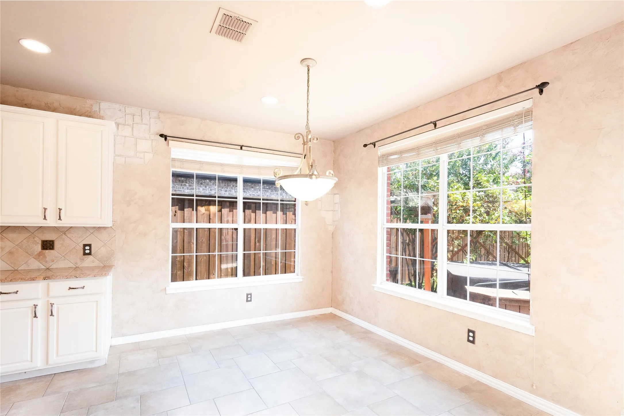Single Family Residence For Rent in Denton County , 3808 Hunters Trail, Carrollton, Texas 75007, 5 Bedroom, 3 Bathroom, 2 Garage spaces, 3,368 Sqft, built in 1994, mls#21294390, Real Estate Agent in Carrollton, Homes For Rent in Denton county, Homes For Rent in Carrollton, Realtor in Carrollton Texas, Real Estate Brokerage Independent Realty Texas, Luminita Cordes Realtor