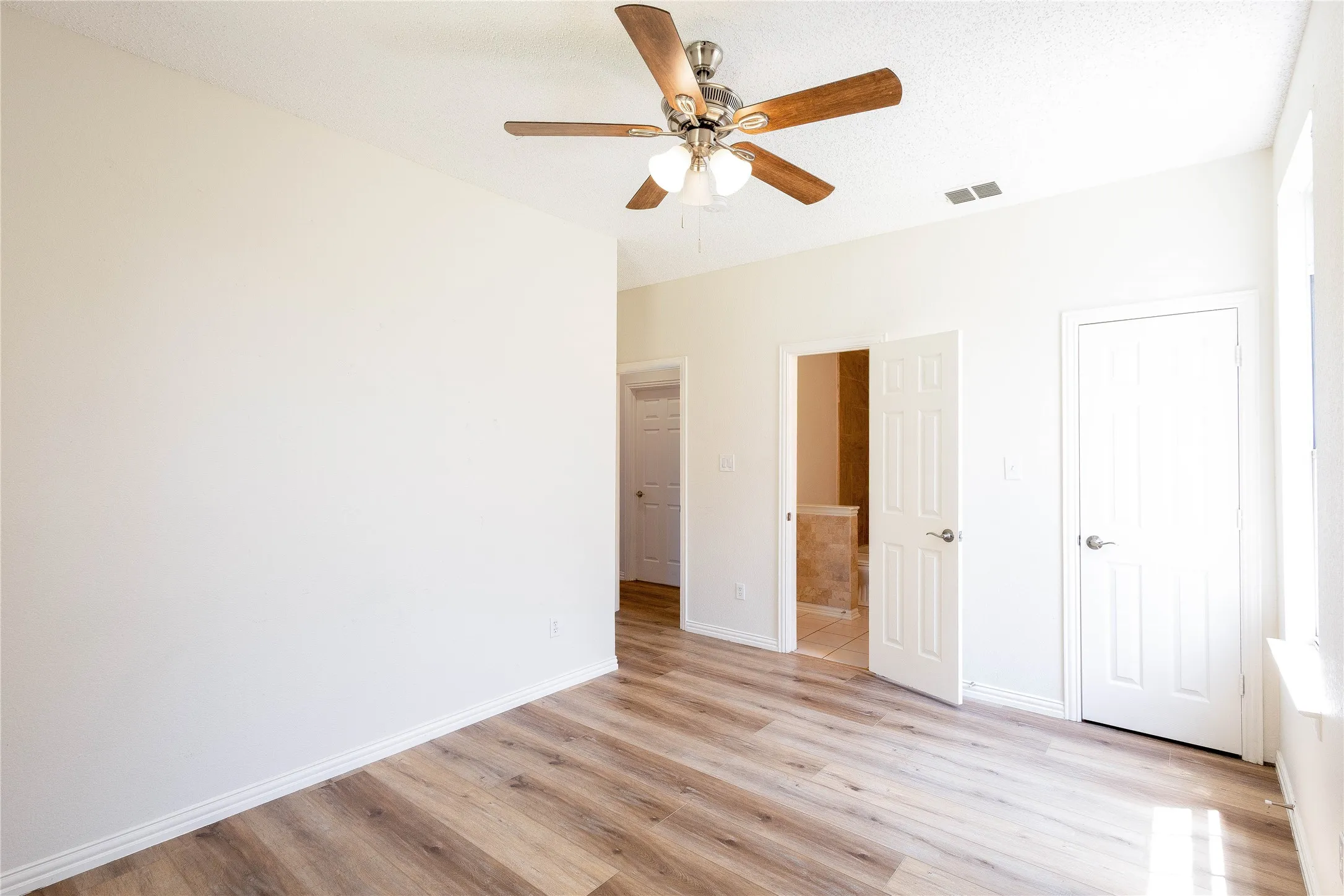 Single Family Residence For Rent in Denton County , 3808 Hunters Trail, Carrollton, Texas 75007, 5 Bedroom, 3 Bathroom, 2 Garage spaces, 3,368 Sqft, built in 1994, mls#21294390, Real Estate Agent in Carrollton, Homes For Rent in Denton county, Homes For Rent in Carrollton, Realtor in Carrollton Texas, Real Estate Brokerage Independent Realty Texas, Luminita Cordes Realtor