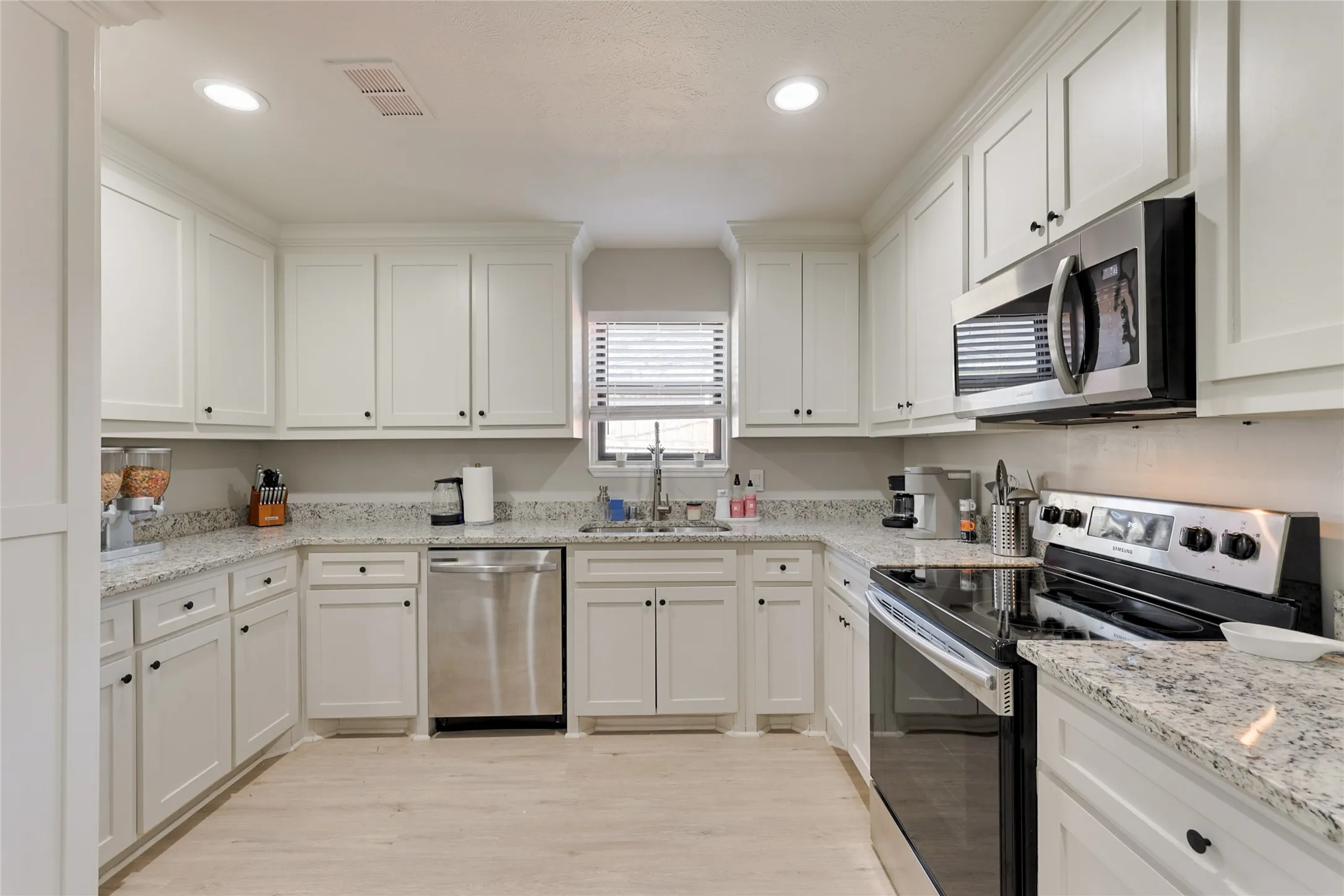 Single Family Residence For Rent in Collin County , 804 Ridgefield Drive, Plano, Texas 75075, 5 Bedroom, 2 Bathroom, 2 Garage spaces, 1,971 Sqft, built in 1963, mls#21294381, Real Estate Agent in Plano, Homes For Rent in Collin county, Homes For Rent in Plano, Realtor in Plano Texas, Real Estate Brokerage Independent Realty Texas, Luminita Cordes Realtor
