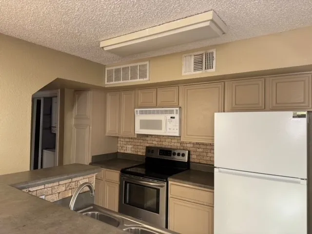 Condominium For Rent in Tarrant County , 2311 Basil Drive C207, Arlington, Texas 76006, 2 Bedroom, 2 Bathroom, Garage spaces, 1,031 Sqft, built in 1981, mls#21294400, Real Estate Agent in Arlington, Homes For Rent in Tarrant county, Homes For Rent in Arlington, Realtor in Arlington Texas, Real Estate Brokerage Independent Realty Texas, Luminita Cordes Realtor