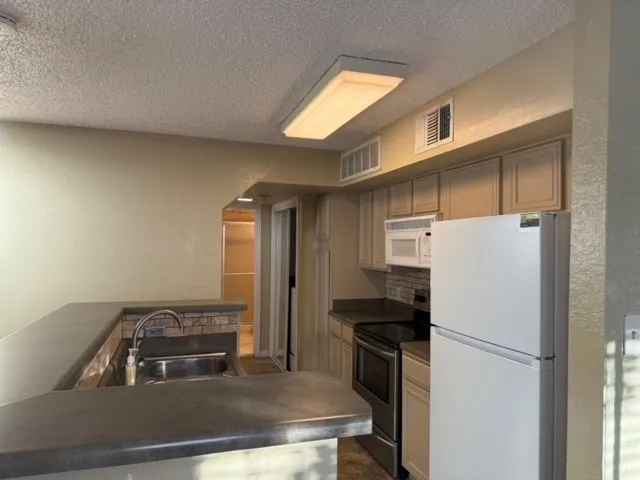 Condominium For Rent in Tarrant County , 2311 Basil Drive C207, Arlington, Texas 76006, 2 Bedroom, 2 Bathroom, Garage spaces, 1,031 Sqft, built in 1981, mls#21294400, Real Estate Agent in Arlington, Homes For Rent in Tarrant county, Homes For Rent in Arlington, Realtor in Arlington Texas, Real Estate Brokerage Independent Realty Texas, Luminita Cordes Realtor