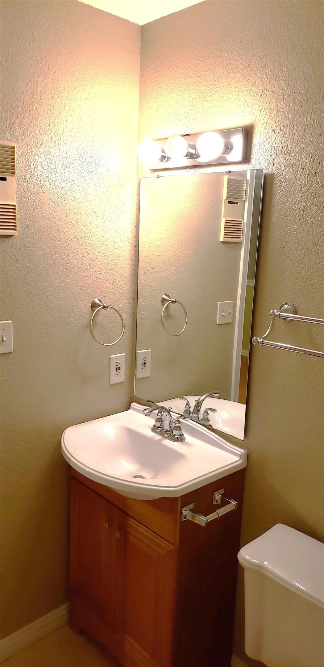 Condominium For Rent in Tarrant County , 2311 Basil Drive C207, Arlington, Texas 76006, 2 Bedroom, 2 Bathroom, Garage spaces, 1,031 Sqft, built in 1981, mls#21294400, Real Estate Agent in Arlington, Homes For Rent in Tarrant county, Homes For Rent in Arlington, Realtor in Arlington Texas, Real Estate Brokerage Independent Realty Texas, Luminita Cordes Realtor