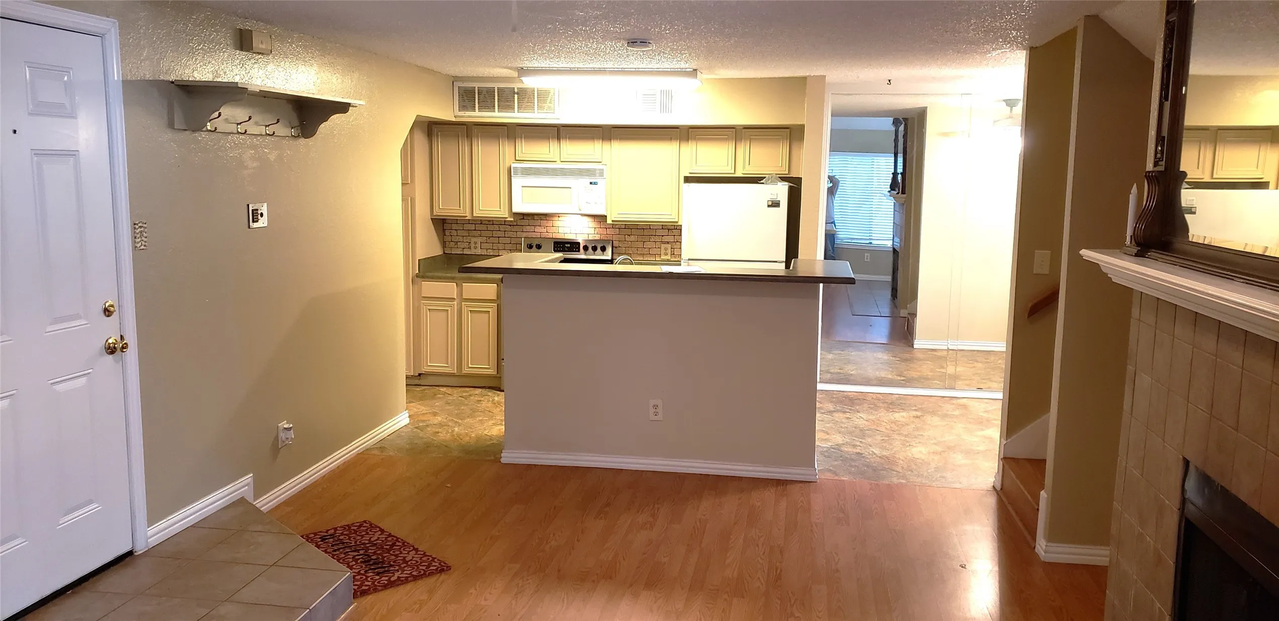 Condominium For Rent in Tarrant County , 2311 Basil Drive C207, Arlington, Texas 76006, 2 Bedroom, 2 Bathroom, Garage spaces, 1,031 Sqft, built in 1981, mls#21294400, Real Estate Agent in Arlington, Homes For Rent in Tarrant county, Homes For Rent in Arlington, Realtor in Arlington Texas, Real Estate Brokerage Independent Realty Texas, Luminita Cordes Realtor