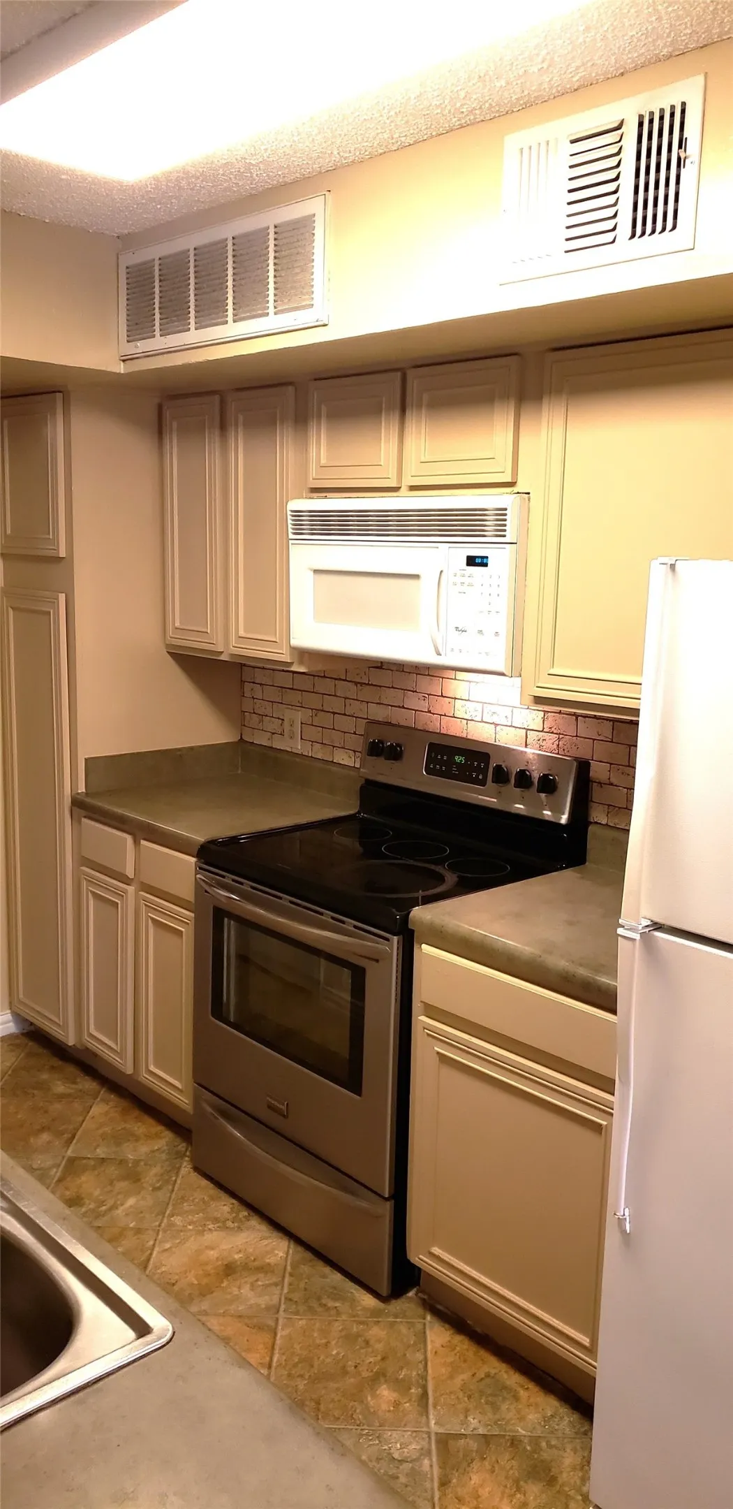 Condominium For Rent in Tarrant County , 2311 Basil Drive C207, Arlington, Texas 76006, 2 Bedroom, 2 Bathroom, Garage spaces, 1,031 Sqft, built in 1981, mls#21294400, Real Estate Agent in Arlington, Homes For Rent in Tarrant county, Homes For Rent in Arlington, Realtor in Arlington Texas, Real Estate Brokerage Independent Realty Texas, Luminita Cordes Realtor