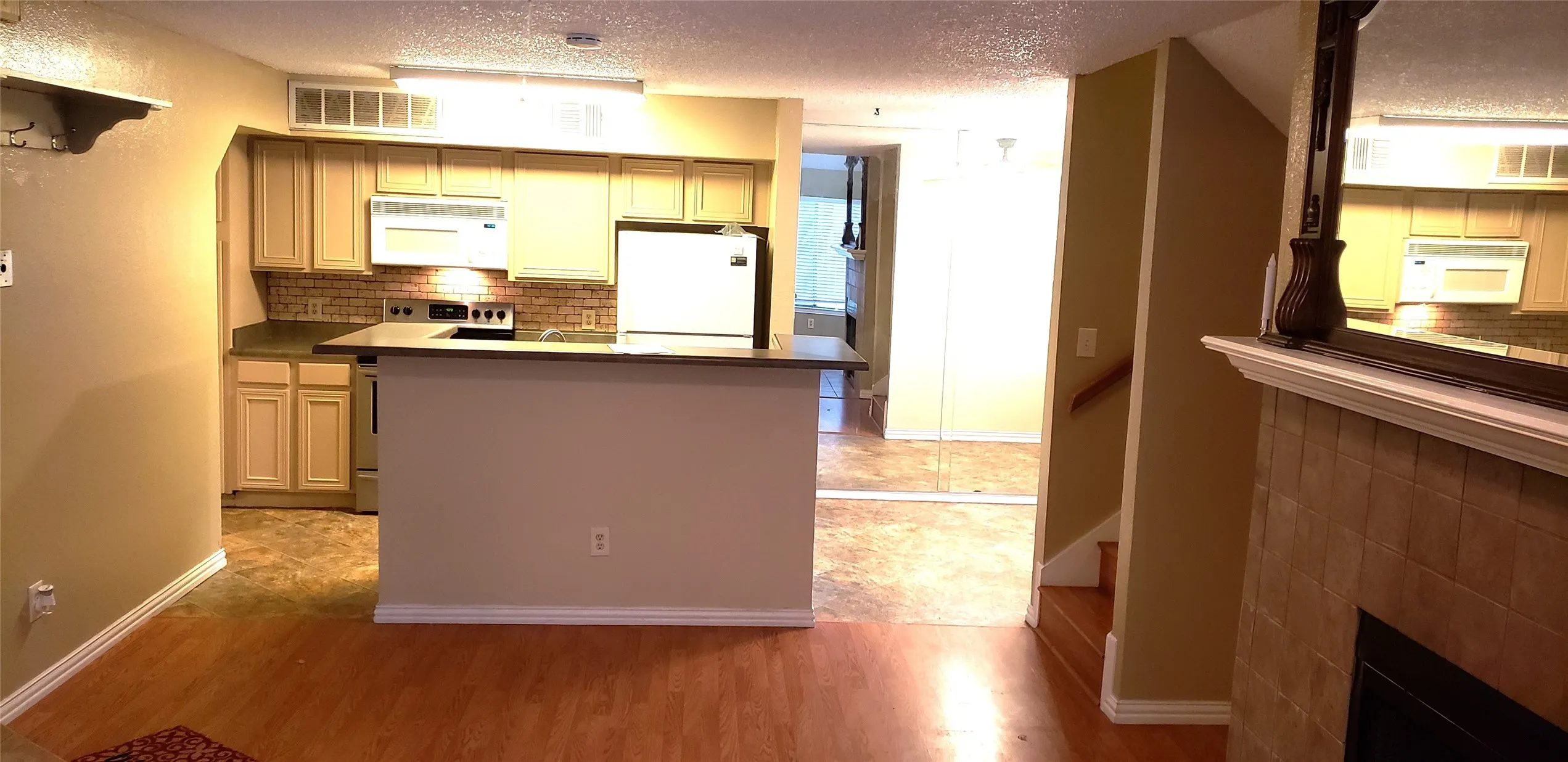 Condominium For Rent in Tarrant County , 2311 Basil Drive C207, Arlington, Texas 76006, 2 Bedroom, 2 Bathroom, Garage spaces, 1,031 Sqft, built in 1981, mls#21294400, Real Estate Agent in Arlington, Homes For Rent in Tarrant county, Homes For Rent in Arlington, Realtor in Arlington Texas, Real Estate Brokerage Independent Realty Texas, Luminita Cordes Realtor