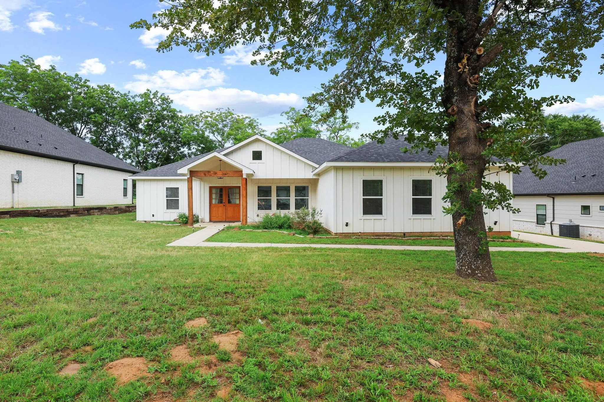Single Family Residence For Sale in Grayson County , 1834 S Park Avenue, Denison, Texas 75020, 3 Bedroom, 2 Bathroom, 2 Garage spaces, 1,972 Sqft, built in 2021, mls#21287886, Real Estate Agent in Denison, Homes For Sale in Grayson county, Homes For Sale in Denison, Realtor in Denison Texas, Real Estate Brokerage Independent Realty Texas, Luminita Cordes Realtor