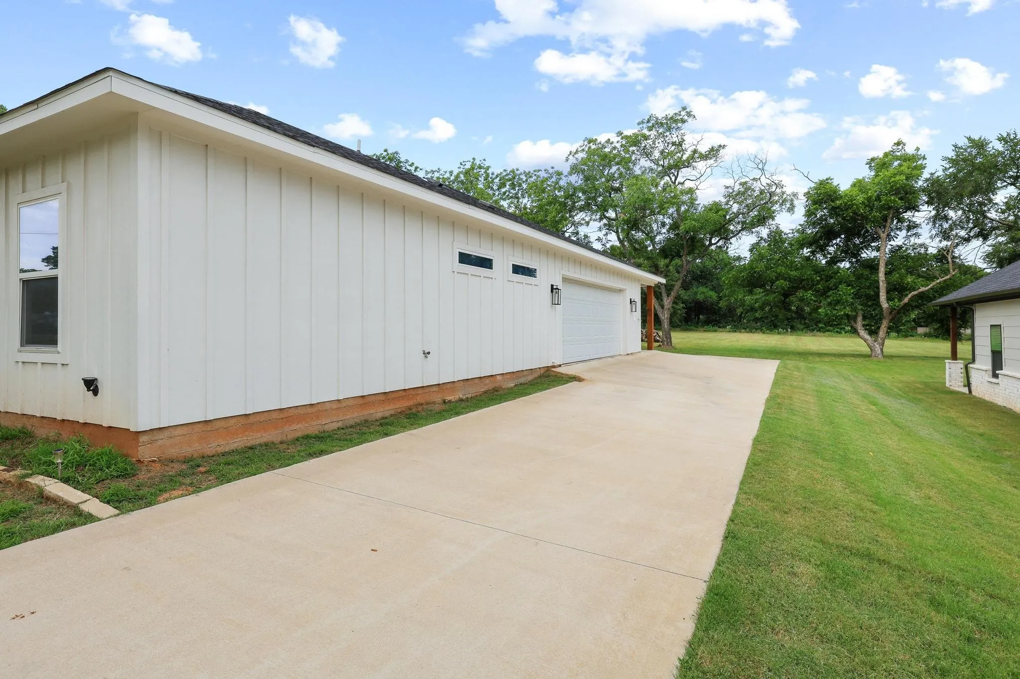Single Family Residence For Sale in Grayson County , 1834 S Park Avenue, Denison, Texas 75020, 3 Bedroom, 2 Bathroom, 2 Garage spaces, 1,972 Sqft, built in 2021, mls#21287886, Real Estate Agent in Denison, Homes For Sale in Grayson county, Homes For Sale in Denison, Realtor in Denison Texas, Real Estate Brokerage Independent Realty Texas, Luminita Cordes Realtor