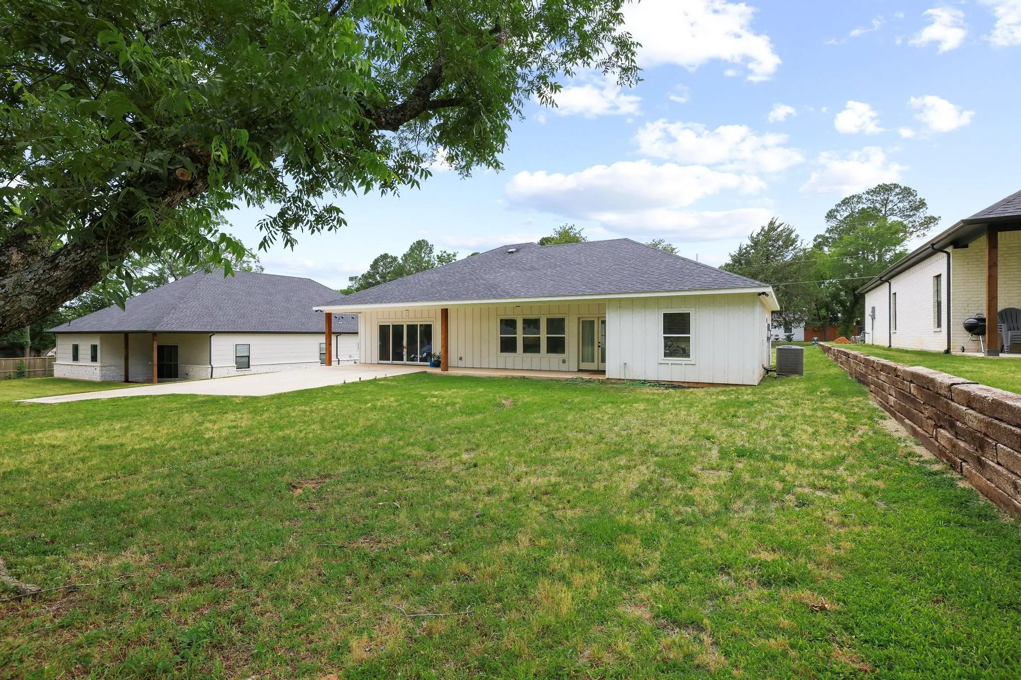Single Family Residence For Sale in Grayson County , 1834 S Park Avenue, Denison, Texas 75020, 3 Bedroom, 2 Bathroom, 2 Garage spaces, 1,972 Sqft, built in 2021, mls#21287886, Real Estate Agent in Denison, Homes For Sale in Grayson county, Homes For Sale in Denison, Realtor in Denison Texas, Real Estate Brokerage Independent Realty Texas, Luminita Cordes Realtor