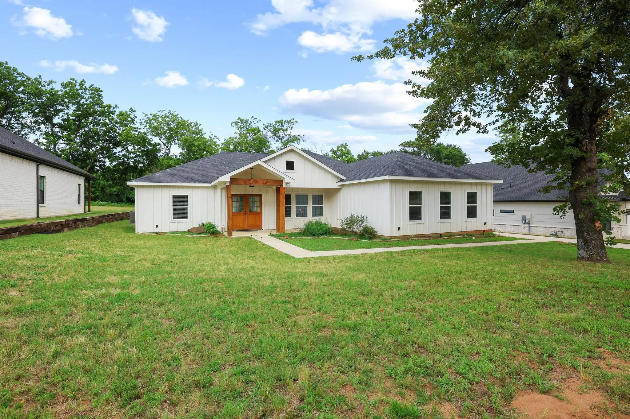 Single Family Residence For Sale in Grayson County , 1834 S Park Avenue, Denison, Texas 75020, 3 Bedroom, 2 Bathroom, 2 Garage spaces, 1,972 Sqft, built in 2021, mls#21287886, Real Estate Agent in Denison, Homes For Sale in Grayson county, Homes For Sale in Denison, Realtor in Denison Texas, Real Estate Brokerage Independent Realty Texas, Luminita Cordes Realtor