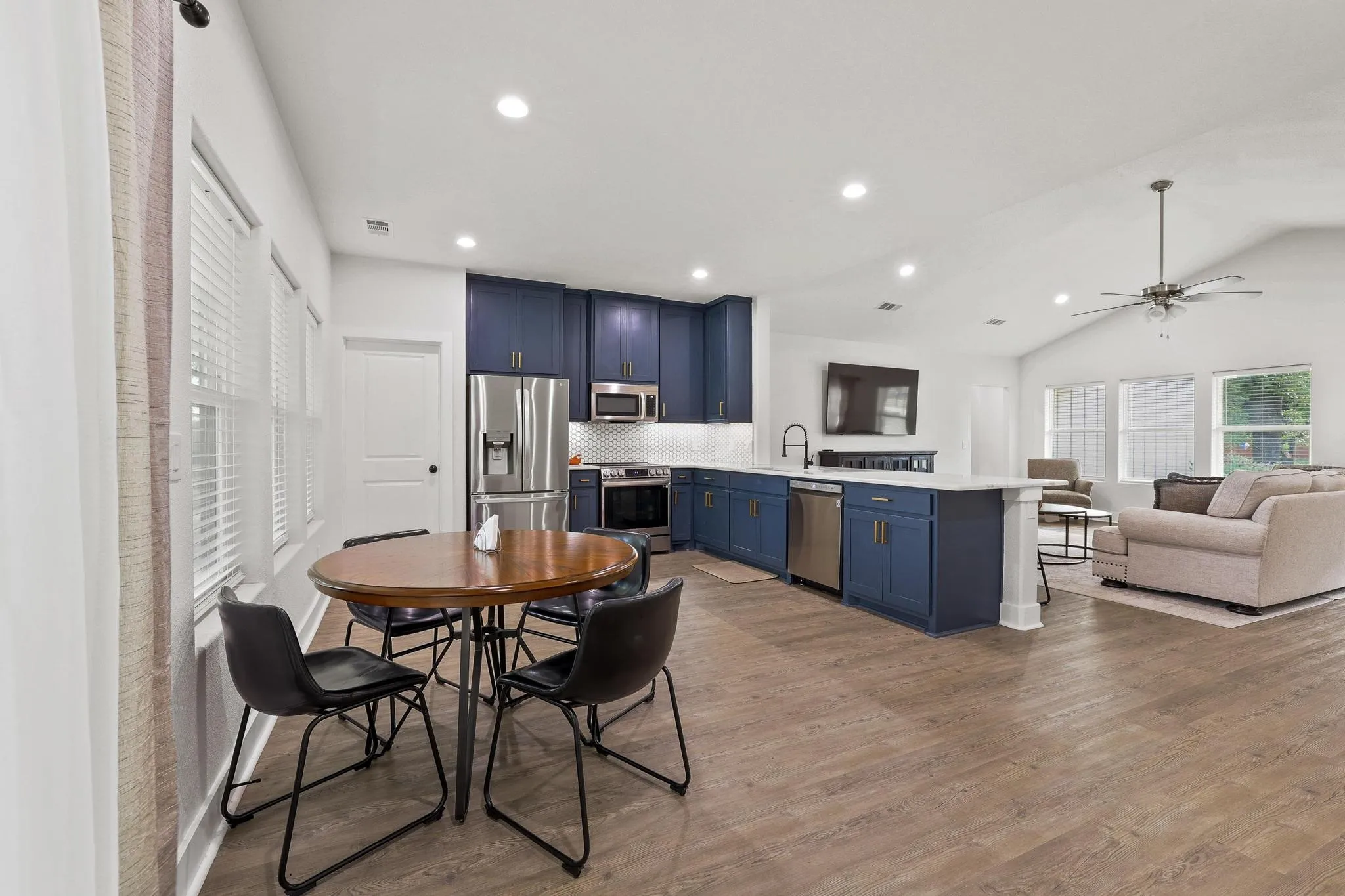 Single Family Residence For Sale in Grayson County , 1834 S Park Avenue, Denison, Texas 75020, 3 Bedroom, 2 Bathroom, 2 Garage spaces, 1,972 Sqft, built in 2021, mls#21287886, Real Estate Agent in Denison, Homes For Sale in Grayson county, Homes For Sale in Denison, Realtor in Denison Texas, Real Estate Brokerage Independent Realty Texas, Luminita Cordes Realtor