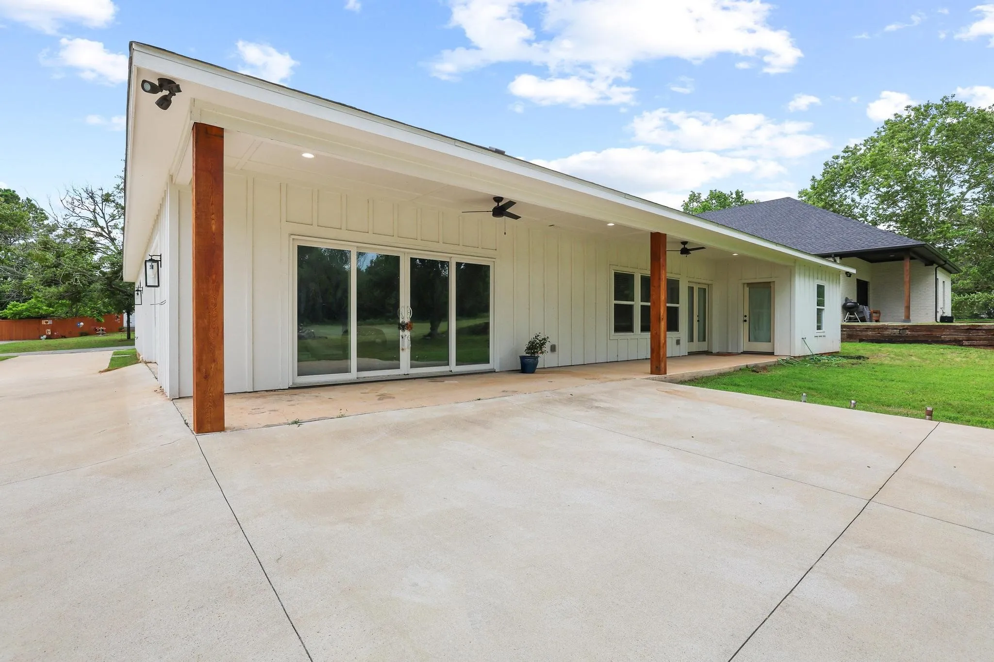 Single Family Residence For Sale in Grayson County , 1834 S Park Avenue, Denison, Texas 75020, 3 Bedroom, 2 Bathroom, 2 Garage spaces, 1,972 Sqft, built in 2021, mls#21287886, Real Estate Agent in Denison, Homes For Sale in Grayson county, Homes For Sale in Denison, Realtor in Denison Texas, Real Estate Brokerage Independent Realty Texas, Luminita Cordes Realtor