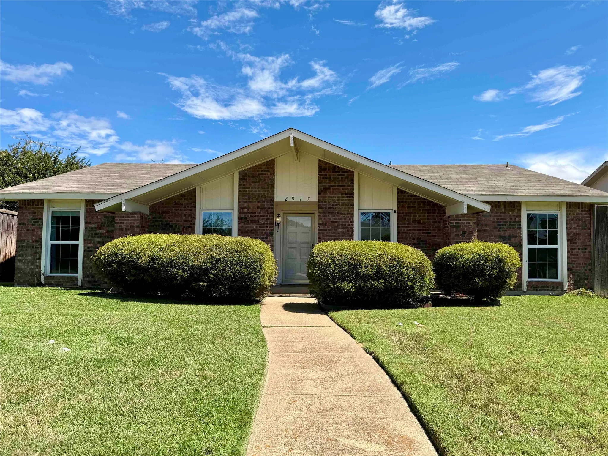 Single Family Residence For Rent in Dallas County , 2917 Esquire Lane, Garland, Texas 75044, 3 Bedroom, 2 Bathroom, 2 Garage spaces, 1,895 Sqft, built in 1979, mls#21280182, Real Estate Agent in Garland, Homes For Rent in Dallas county, Homes For Rent in Garland, Realtor in Garland Texas, Real Estate Brokerage Independent Realty Texas, Luminita Cordes Realtor
