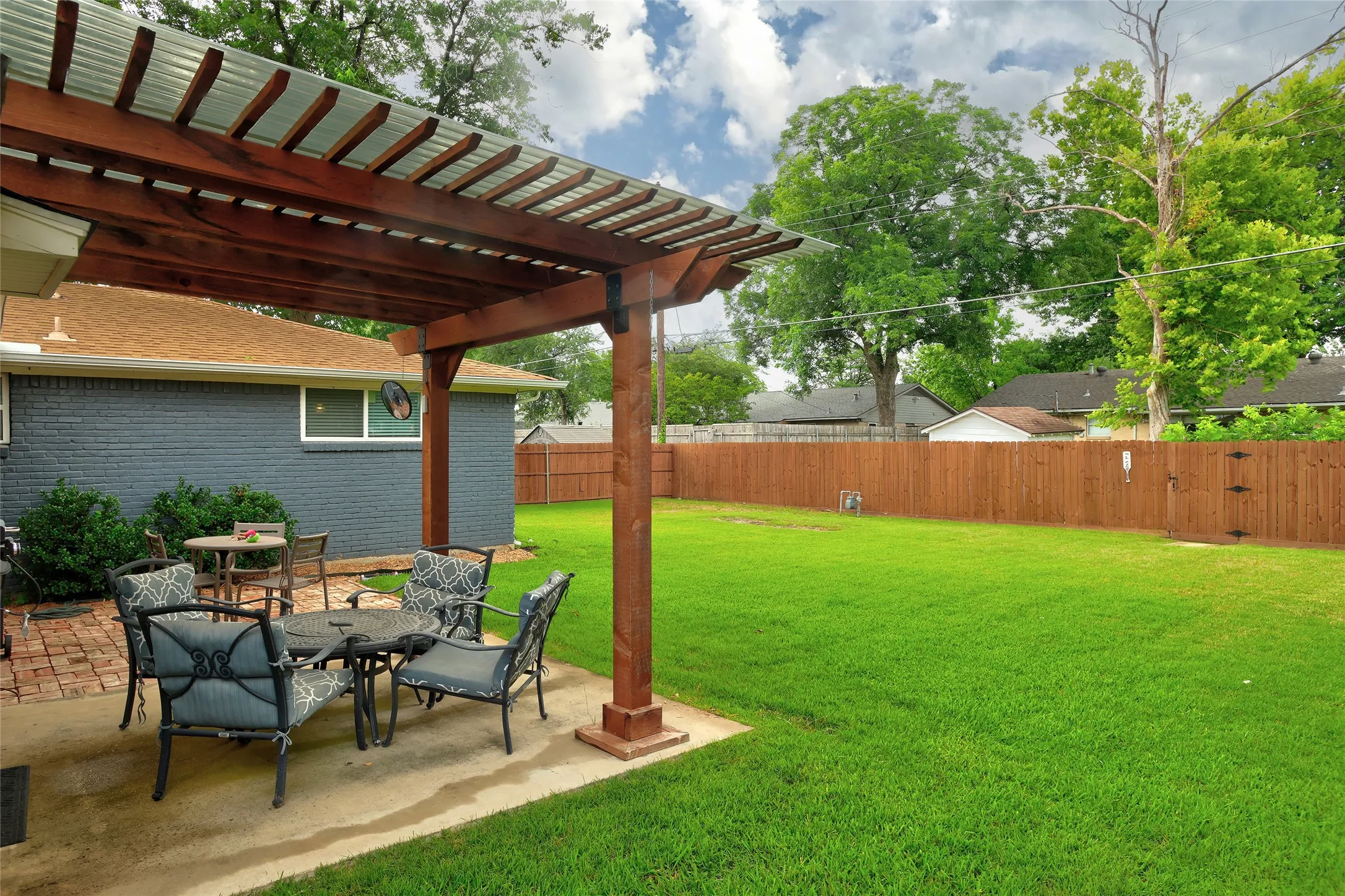 Single Family Residence For Sale in Dallas County , 530 Apollo Road, Richardson, Texas 75081, 3 Bedroom, 2 Bathroom, 2 Garage spaces, 1,265 Sqft, built in 1960, mls#21294448, Real Estate Agent in Richardson, Homes For Sale in Dallas county, Homes For Sale in Richardson, Realtor in Richardson Texas, Real Estate Brokerage Independent Realty Texas, Luminita Cordes Realtor
