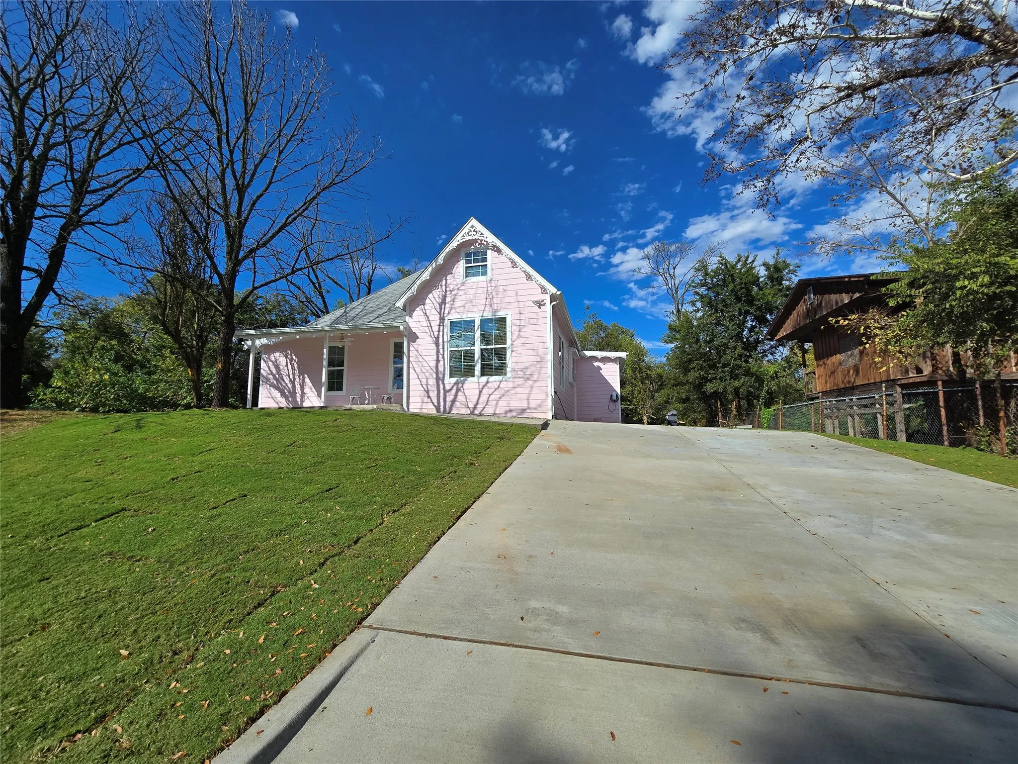 Single Family Residence For Rent in Grayson County , 401 E Chestnut Street, Denison, Texas 75021, 3 Bedrooms, 3 Bathrooms, Garage spaces, 1,719 Sqft, built in 1900, Price $3,900, mls#21294455, Real Estate Agent in Denison, Homes For Rent in Grayson county, Homes For Rent in Denison, Realtor in Denison Texas, Real Estate Brokerage Independent Realty Texas, Luminita Cordes Realtor