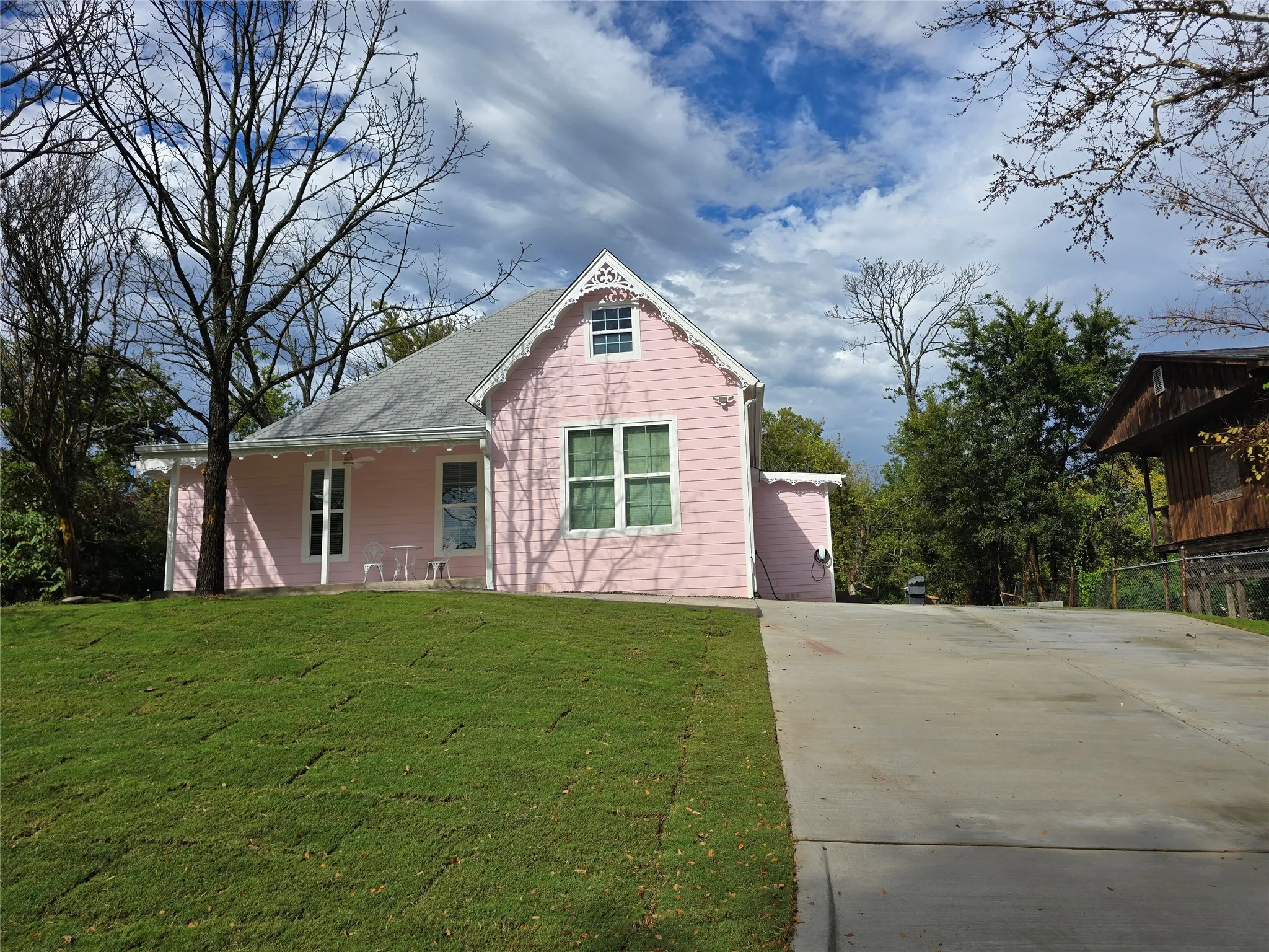 Single Family Residence For Rent in Grayson County , 401 E Chestnut Street, Denison, Texas 75021, 3 Bedrooms, 3 Bathrooms, Garage spaces, 1,719 Sqft, built in 1900, Price $3,900, mls#21294455, Real Estate Agent in Denison, Homes For Rent in Grayson county, Homes For Rent in Denison, Realtor in Denison Texas, Real Estate Brokerage Independent Realty Texas, Luminita Cordes Realtor