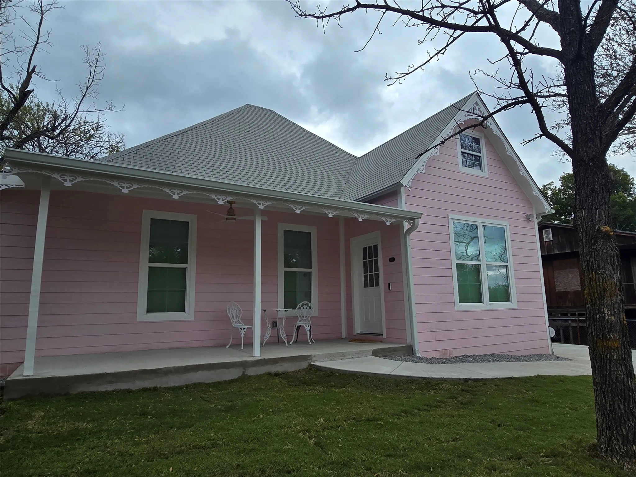 Single Family Residence For Rent in Grayson County , 401 E Chestnut Street, Denison, Texas 75021, 3 Bedrooms, 3 Bathrooms, Garage spaces, 1,719 Sqft, built in 1900, Price $3,900, mls#21294455, Real Estate Agent in Denison, Homes For Rent in Grayson county, Homes For Rent in Denison, Realtor in Denison Texas, Real Estate Brokerage Independent Realty Texas, Luminita Cordes Realtor