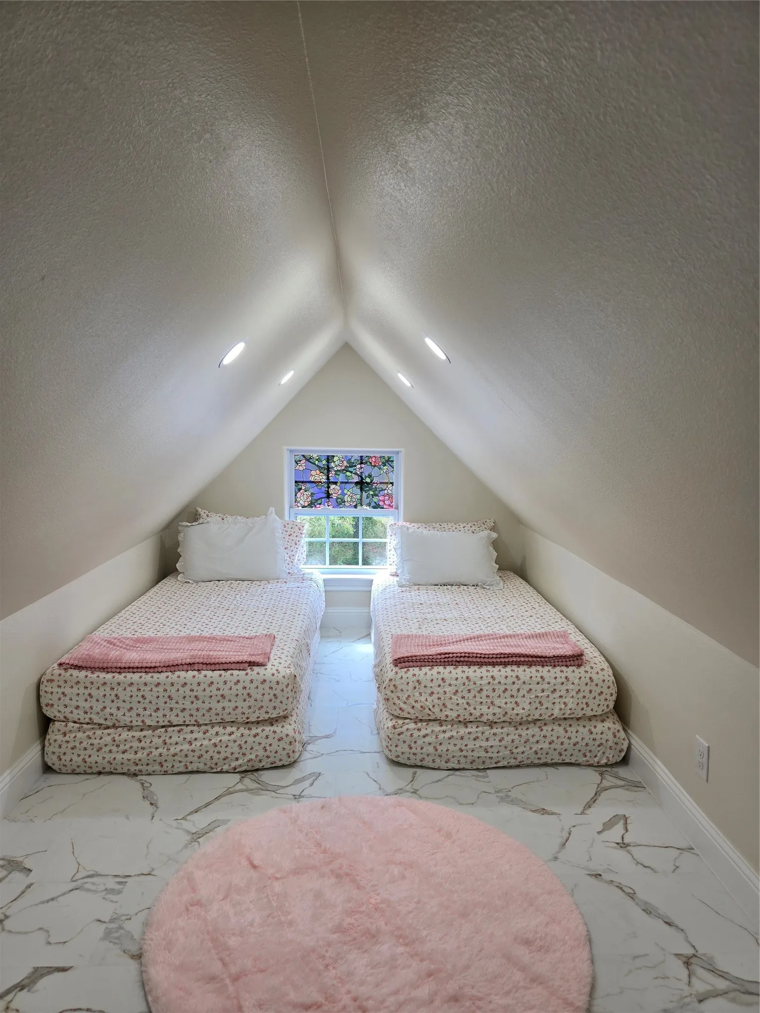 Single Family Residence For Rent in Grayson County , 401 E Chestnut Street, Denison, Texas 75021, 3 Bedrooms, 3 Bathrooms, Garage spaces, 1,719 Sqft, built in 1900, Price $3,900, mls#21294455, Real Estate Agent in Denison, Homes For Rent in Grayson county, Homes For Rent in Denison, Realtor in Denison Texas, Real Estate Brokerage Independent Realty Texas, Luminita Cordes Realtor