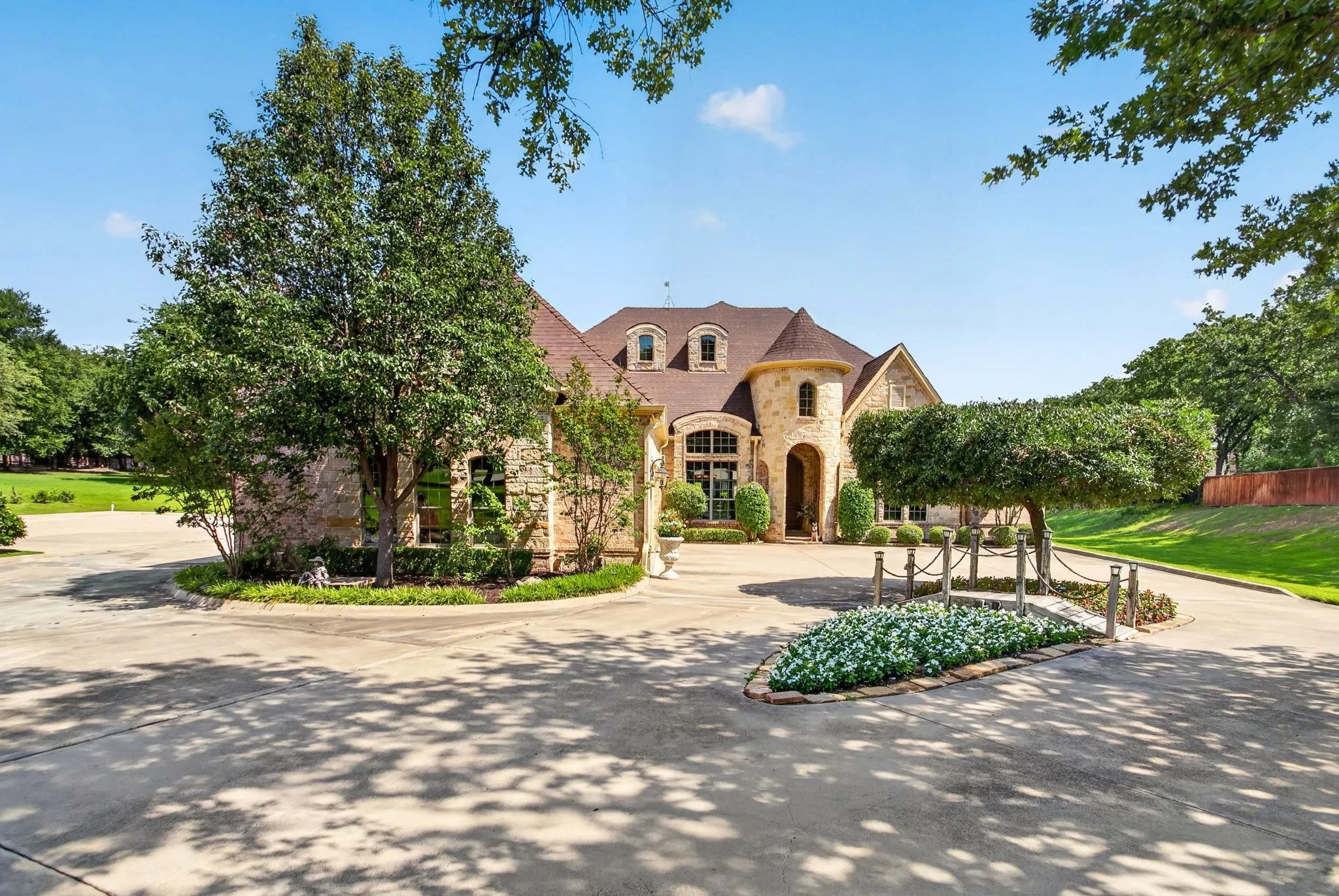 Single Family Residence For Sale in Tarrant County , 10513 Silver Fox Court, Fort Worth, Texas 76108, 3 Bedrooms, 4 Bathrooms, 3 Garage spaces, 4,671 Sqft, built in 2007, Price $1,025,000, mls#21293645, Real Estate Agent in Fort Worth, Homes For Sale in Tarrant county, Homes For Sale in Fort Worth, Realtor in Fort Worth Texas, Real Estate Brokerage Independent Realty Texas, Luminita Cordes Realtor