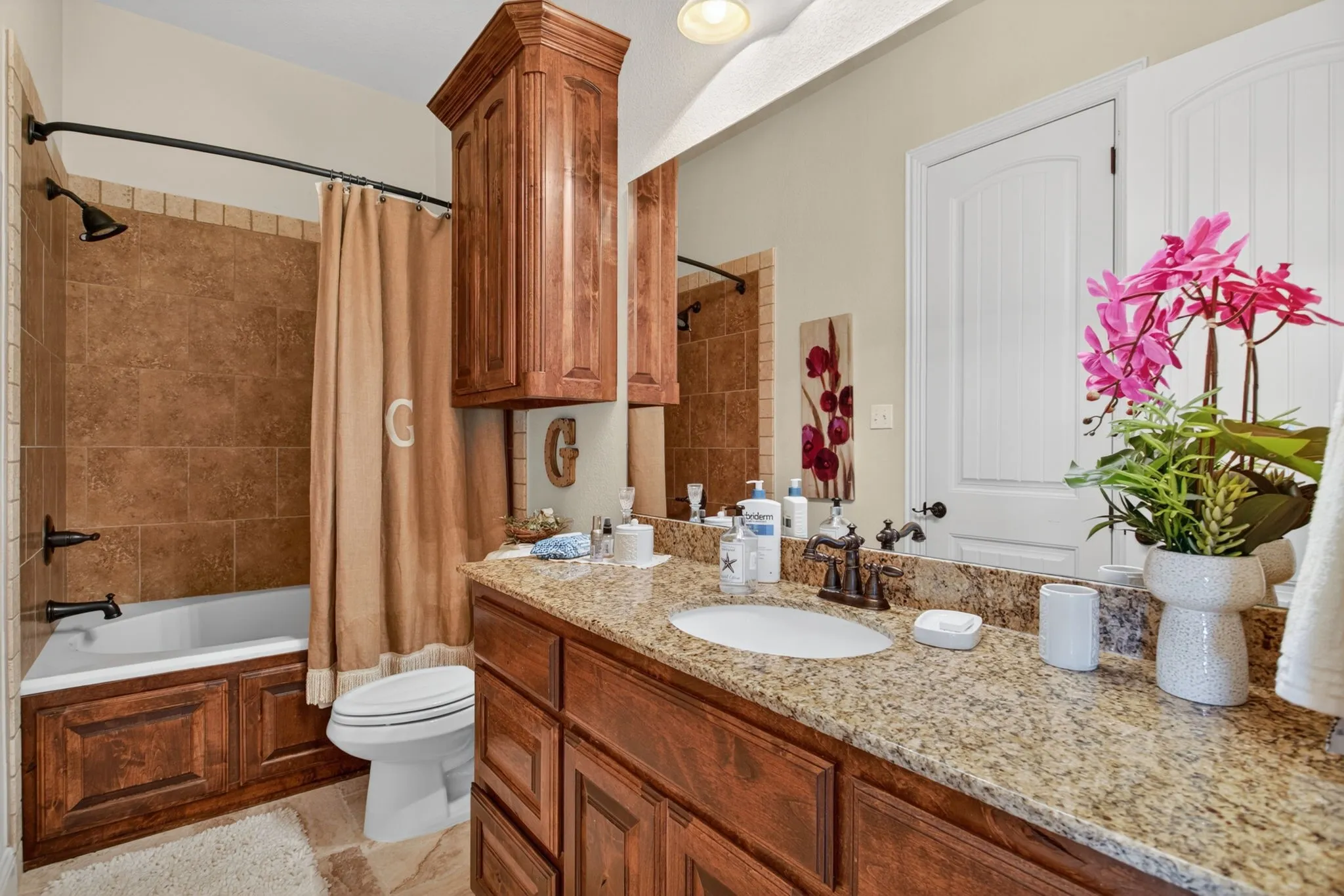 Upstairs full bath