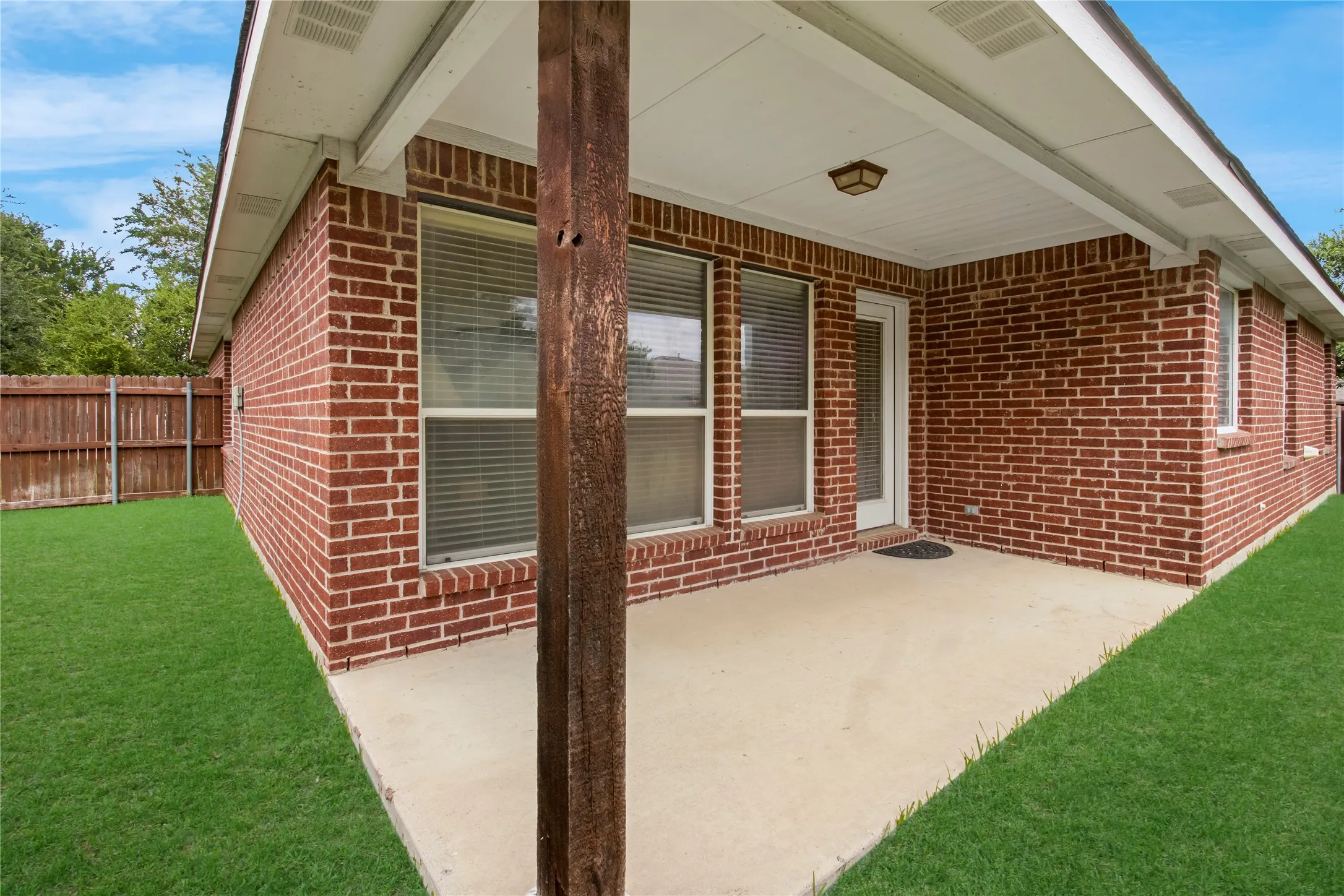 Single Family Residence For Sale in Collin County , 15827 Appaloosa Drive, Frisco, Texas 75035, 3 Bedrooms, 2 Bathrooms, 2 Garage spaces, 1,796 Sqft, built in 2003, Price $401,197, mls#21294154, Real Estate Agent in Frisco, Homes For Sale in Collin county, Homes For Sale in Frisco, Realtor in Frisco Texas, Real Estate Brokerage Independent Realty Texas, Luminita Cordes Realtor