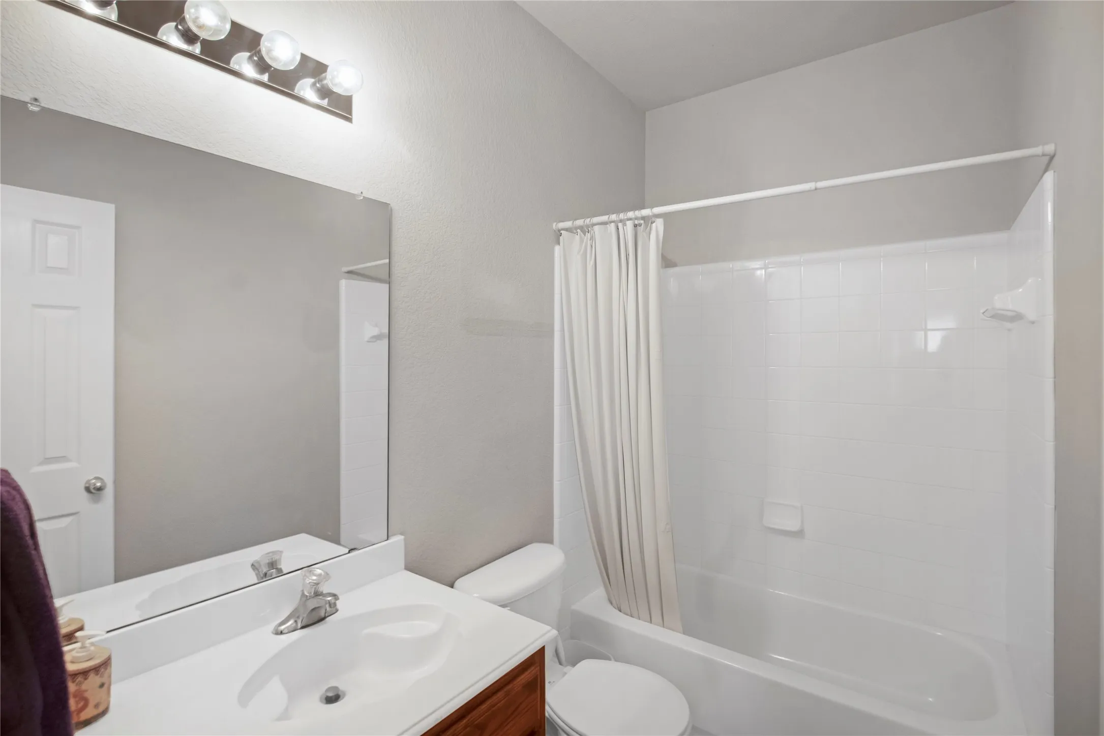 Single Family Residence For Sale in Collin County , 15827 Appaloosa Drive, Frisco, Texas 75035, 3 Bedrooms, 2 Bathrooms, 2 Garage spaces, 1,796 Sqft, built in 2003, Price $401,197, mls#21294154, Real Estate Agent in Frisco, Homes For Sale in Collin county, Homes For Sale in Frisco, Realtor in Frisco Texas, Real Estate Brokerage Independent Realty Texas, Luminita Cordes Realtor