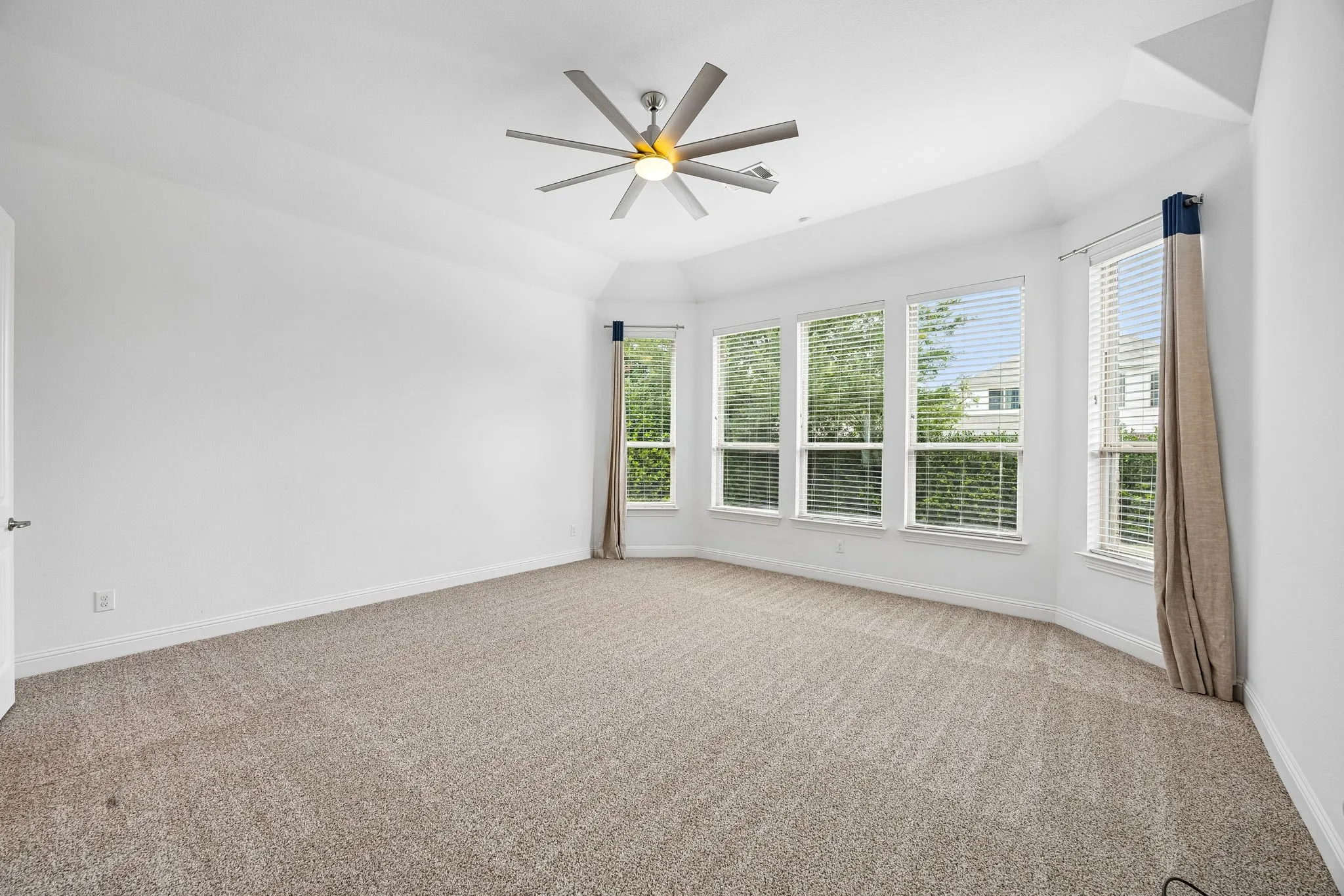 Single Family Residence For Sale in Dallas County , 6827 Sunshade Lane, Dallas, Texas 75236, 4 Bedrooms, 3 Bathrooms, 2 Garage spaces, 3,090 Sqft, built in 2015, Price $519,500, mls#21293944, Real Estate Agent in Dallas, Homes For Sale in Dallas county, Homes For Sale in Dallas, Realtor in Dallas Texas, Real Estate Brokerage Independent Realty Texas, Luminita Cordes Realtor