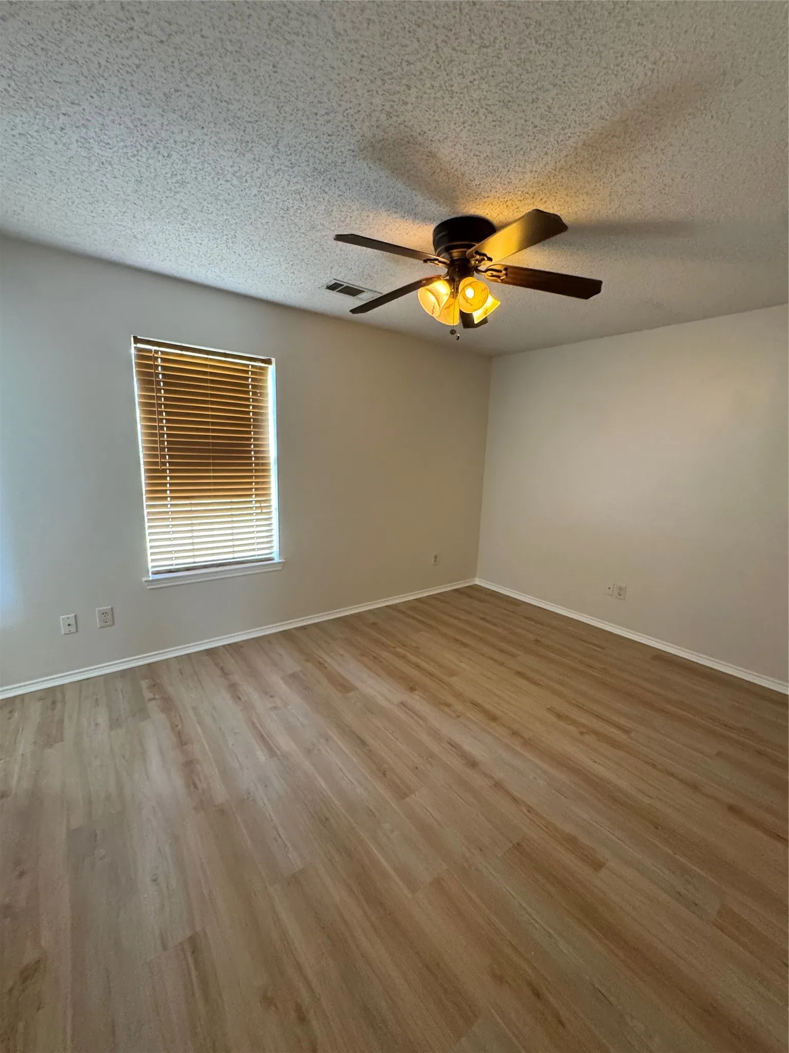 Single Family Residence For Sale in Collin County , 1109 N Riggins Street, Anna, Texas 75409, 3 Bedroom, 2 Bathroom, 1 Garage spaces, 1,098 Sqft, built in 2000, mls#21293215, Real Estate Agent in Anna, Homes For Sale in Collin county, Homes For Sale in Anna, Realtor in Anna Texas, Real Estate Brokerage Independent Realty Texas, Luminita Cordes Realtor