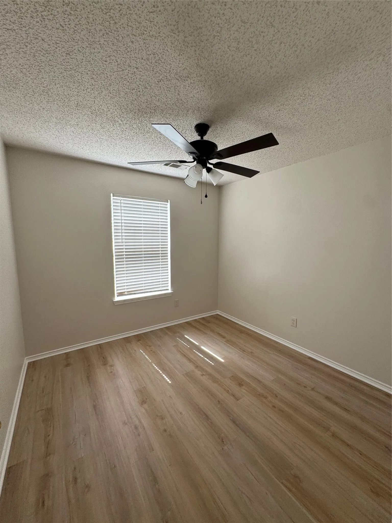 Single Family Residence For Sale in Collin County , 1109 N Riggins Street, Anna, Texas 75409, 3 Bedroom, 2 Bathroom, 1 Garage spaces, 1,098 Sqft, built in 2000, mls#21293215, Real Estate Agent in Anna, Homes For Sale in Collin county, Homes For Sale in Anna, Realtor in Anna Texas, Real Estate Brokerage Independent Realty Texas, Luminita Cordes Realtor