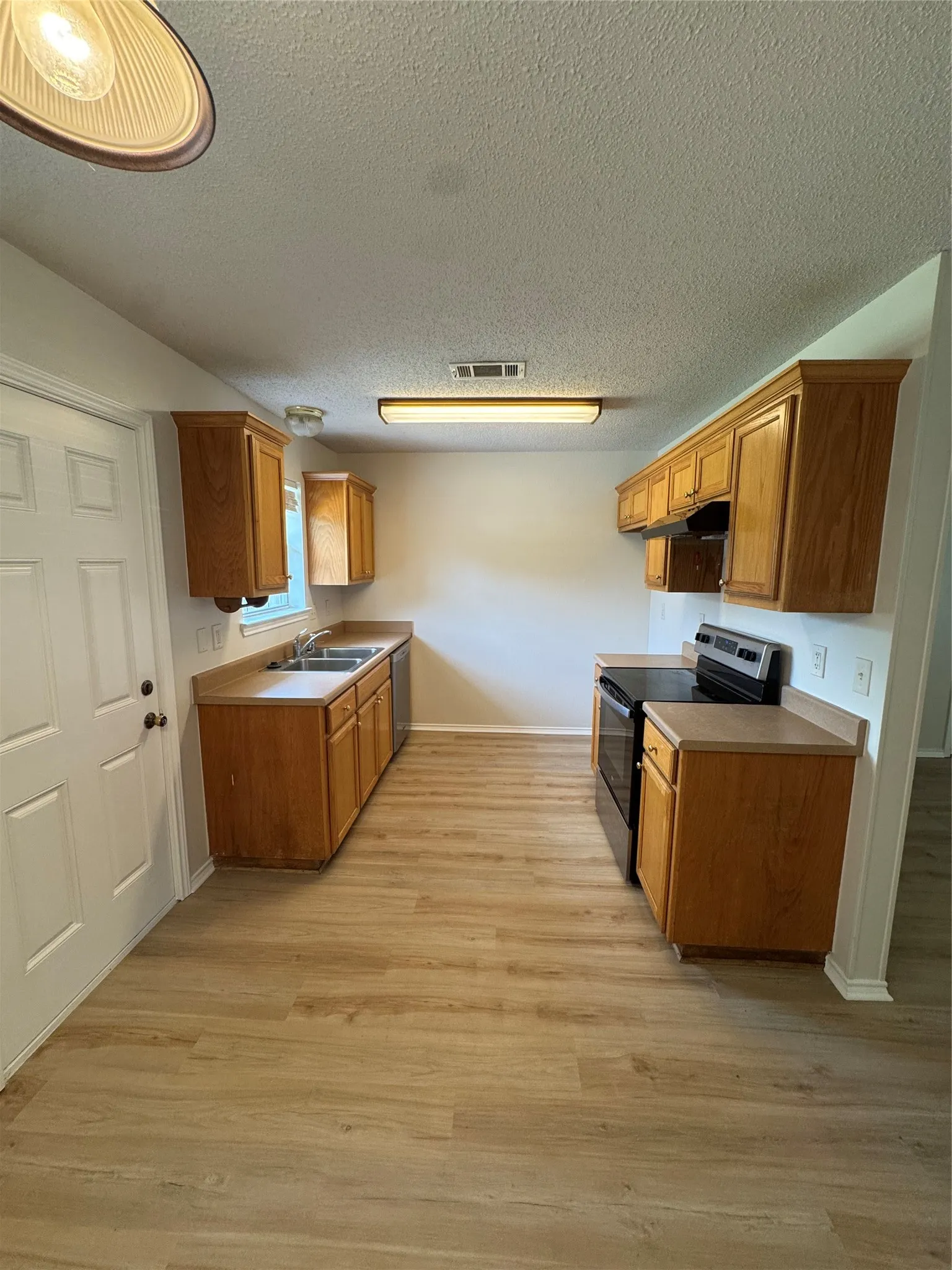 Single Family Residence For Sale in Collin County , 1109 N Riggins Street, Anna, Texas 75409, 3 Bedroom, 2 Bathroom, 1 Garage spaces, 1,098 Sqft, built in 2000, mls#21293215, Real Estate Agent in Anna, Homes For Sale in Collin county, Homes For Sale in Anna, Realtor in Anna Texas, Real Estate Brokerage Independent Realty Texas, Luminita Cordes Realtor